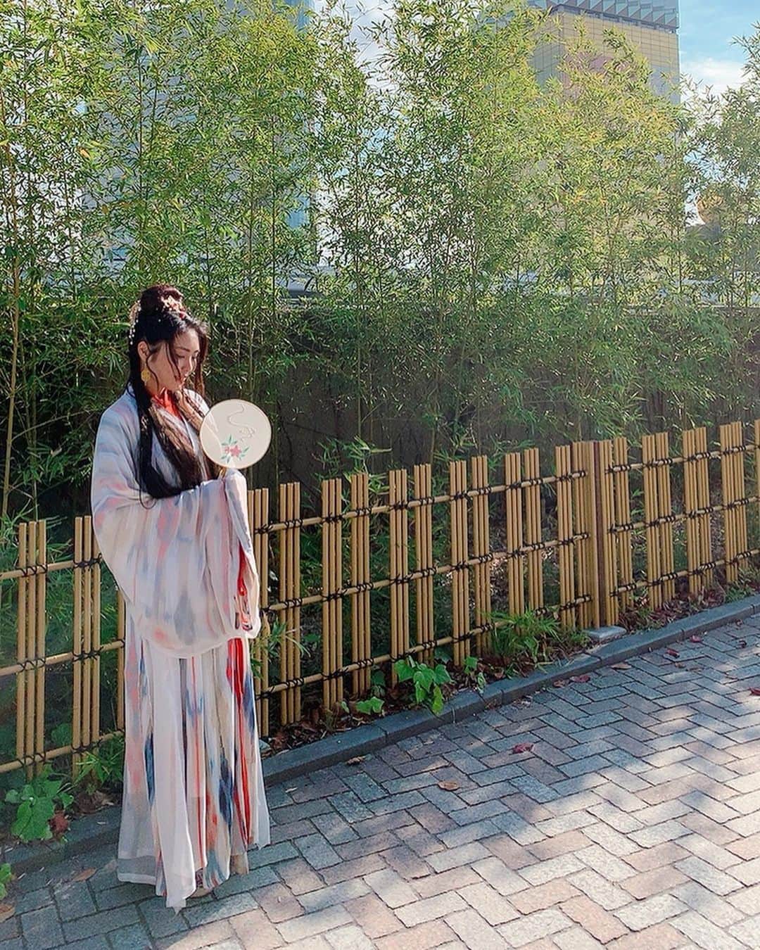 青海のインスタグラム：「うさこ氏と漢服初体験❤️  着物👘より着るのが簡単でとっても歩きやすかった^ - ^  そしてなによりも髪型！ ヘアセットしてもらったら一気に漢服感が増しました！！ 可愛いのたくさんあったからまた着たいなぁ^ ^❤️  #漢服 #漢服攝影 #漢服髮型」