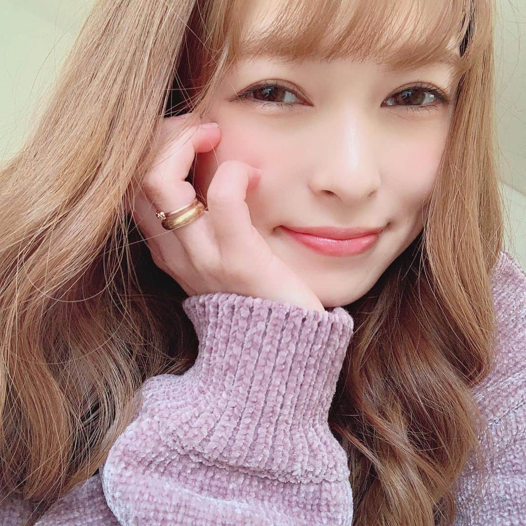 町田亜里香さんのインスタグラム写真 - (町田亜里香Instagram)「今日の服なんだけどさ、 スマホ📱のカメラ汚れてたかな？笑 なんかほわほわフィルター みたいになっちゃってるよ🥺🥺笑 . . #todayscode #ママコーデ  #コーデ #ユニクロ #uniqlou #ママ #カジュアルコーデ #ディオール #dior  #diorpierce」12月15日 22時21分 - ari_gram_111