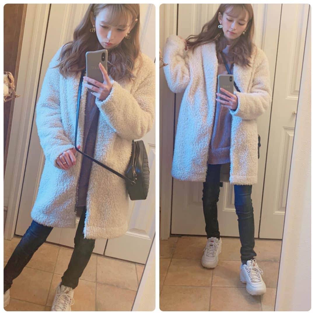 町田亜里香のインスタグラム：「今日の服なんだけどさ、 スマホ📱のカメラ汚れてたかな？笑 なんかほわほわフィルター みたいになっちゃってるよ🥺🥺笑 . . #todayscode #ママコーデ  #コーデ #ユニクロ #uniqlou #ママ #カジュアルコーデ #ディオール #dior  #diorpierce」