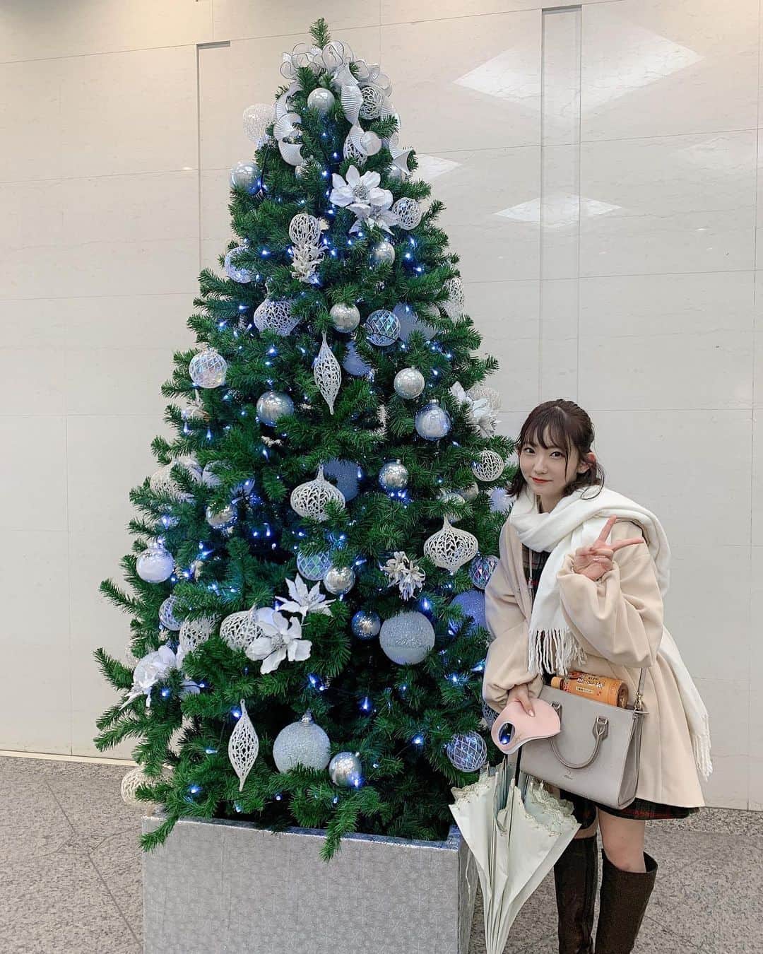 夏川愛実のインスタグラム：「﻿ ﻿ 今日びっくりするぐらい寒くて﻿ 凍えてた🙄🙄﻿ ﻿ ﻿ #クリスマス#ツリー#🎄#ラジオ﻿ #ポップスラジオ﻿#マフラー女子 #ロングブーツ#冬コーデ#コート﻿」