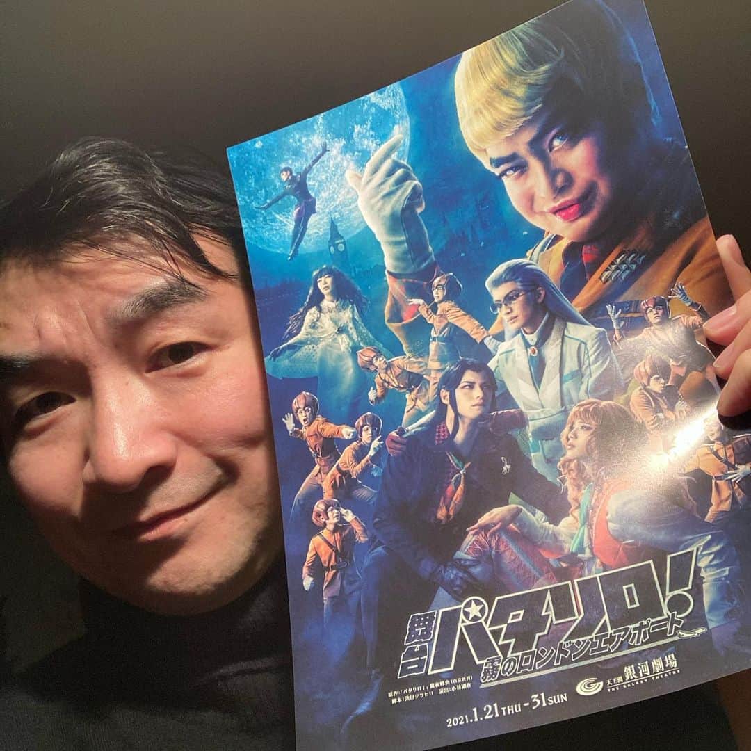 池田鉄洋のインスタグラム：「脚本書かせていただいた『舞台パタリロ！霧のロンドンエアポート』のチラシをもろうたよ。 耽美！綺麗！いい紙質！  稽古場の皆様、体調に気をつけて、くれぐれもご用心くださいませ。いや、もう、これ以上ないほどのご用心をされていると分かっております、存じ上げております。だけど言わずにはおれないのです……ご自愛くださいませ！　皆様にお目にかかれる日を楽しみにしております。 #舞台パタリロ！」
