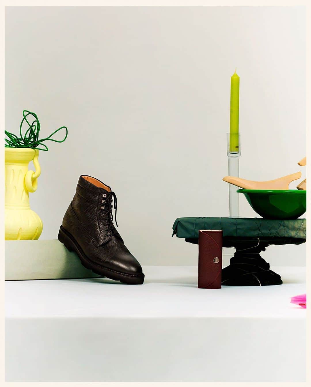 ジョンロブのインスタグラム：「Celebrate this festive season with the gift of craftsmanship and formidable style. . #johnlobb @lejartanaick」