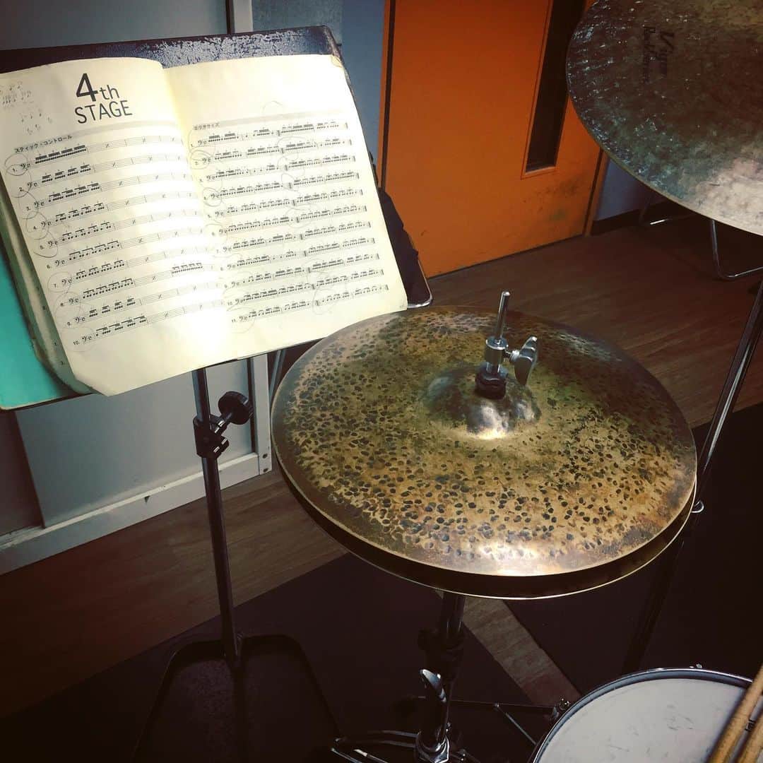 のインスタグラム：「School!!! . #slowrock #二個目足な #ドゥクドゥクドゥクドゥク… #gennoziドラム修行」