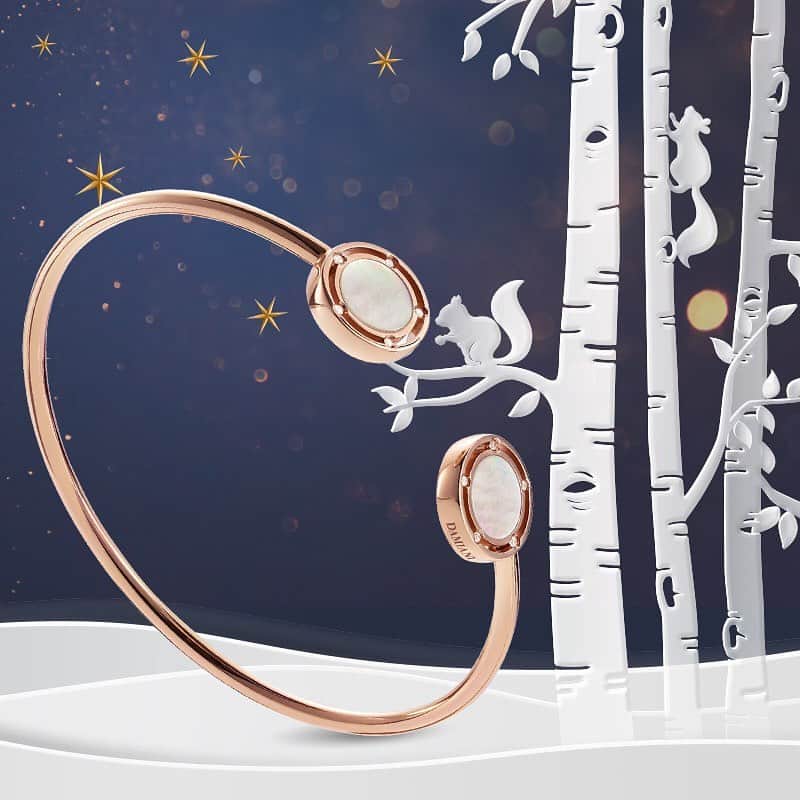 ダミアーニのインスタグラム：「Twirl into the Holiday season and make a wish.  #DamianiDSide bracelet is perfect for him and her.  #Damiani #DamianiPreciousChristmas」