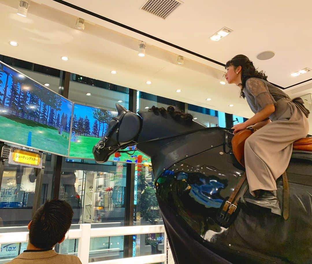 加藤万里奈さんのインスタグラム写真 - (加藤万里奈Instagram)「乗馬倶楽部銀座に老舗呉服IWAKIYAさんがオープンされました！！🎉  馬をモチーフにした着物の数々… とっても素敵でした。😍  馬好きにはたまらない空間であります。  日本初のシミュレーター乗馬体験もさせていただきました！！  ドレッサージュ・障害飛越・クロスカントリーのトレーニングから競技会までCGでリアルに再現されていて感動いたしました。  是非！皆さんも足を運んでみてください」12月15日 22時32分 - _marinakato_