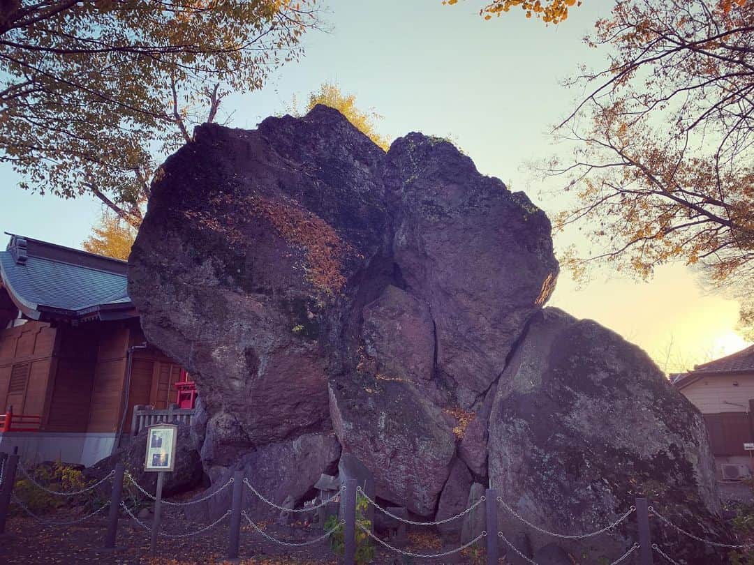 児玉美保さんのインスタグラム写真 - (児玉美保Instagram)「#正田醤油スタジアム群馬 のそばにものすんごいエネルギーを発する "岩" が祀られている "#岩神稲荷神社 "がありまして、その岩こそがこの「#岩神の飛石 🪨」。 　 周囲60m、地上9.47m、埋没部も10mととにかく大迫力の巨岩は、60km離れた浅間山から流れ着いたそう。 　 溶岩石ゆえの圧倒的なパワーを頂きに中継前にご挨拶に伺ったところ、なんと… 　 この日、今季初ゴールで試合を決めたヒーローが #岩上祐三 選手だったことに、一人でゾクゾクしたのでした…」12月15日 22時33分 - miho_kodama_