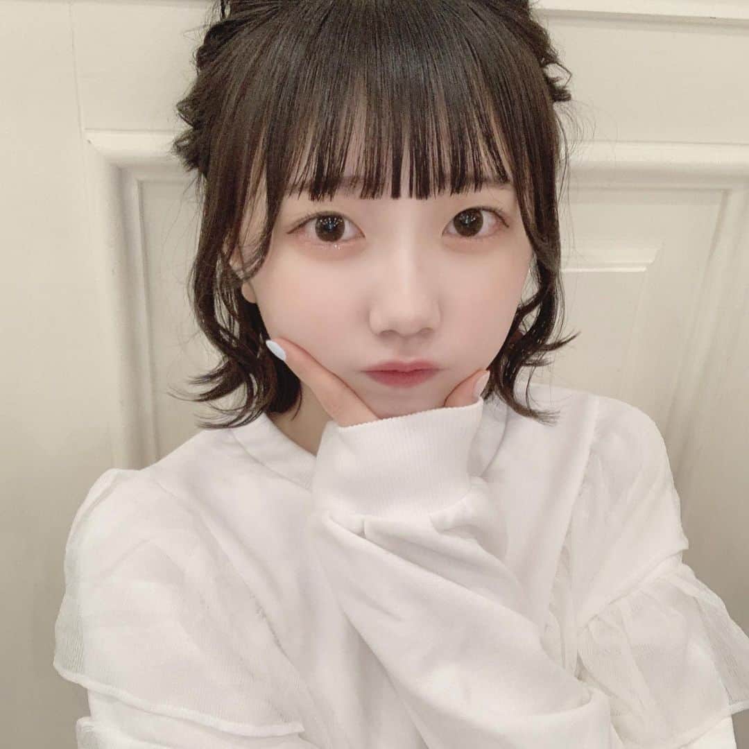 のインスタグラム：「みんなが沢山褒めてくれてとっても嬉しかった〜🥺！！ . . . . . 1部 MV私服衣装 2部 ドレス衣装 3部 きみとのデート服❄️でした！ . . . . . 大特典会初めましても沢山できたしいつもよりお話できてまだ余韻すごいの(＾0＾)！！ほんとうにありがとう💖💖   #アイドル前髪 #量産アレンジ #ヘアアレンジ #ボブアレンジ #外ハネボブ #ハニーシナモン #マフラー #マフラー女子 #マフラーコーデ #ぴるあぽ #peeltheapple」