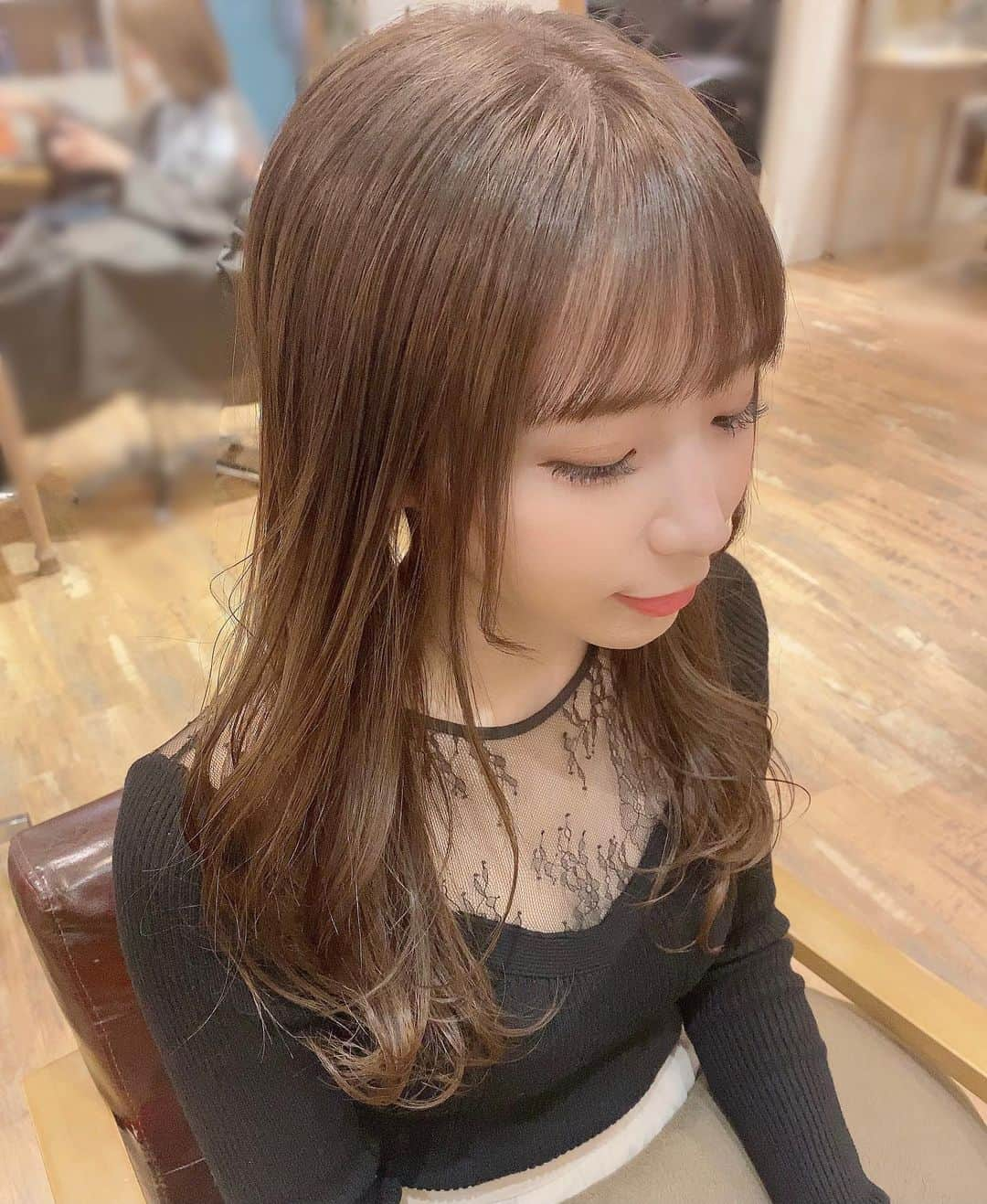 石田亜沙己のインスタグラム：「今年最後のヘアーメンテナンスをしにlittleへ行ってきました！ 髪は綺麗な状態でクリスマスも年越しもと思っていたので間に合ってよかったぁ.:*♡ とってもいい感じ！  #little #モテヘア #ゆるふわ巻き  #シースルーバング #美髪 #snidel #frayid」