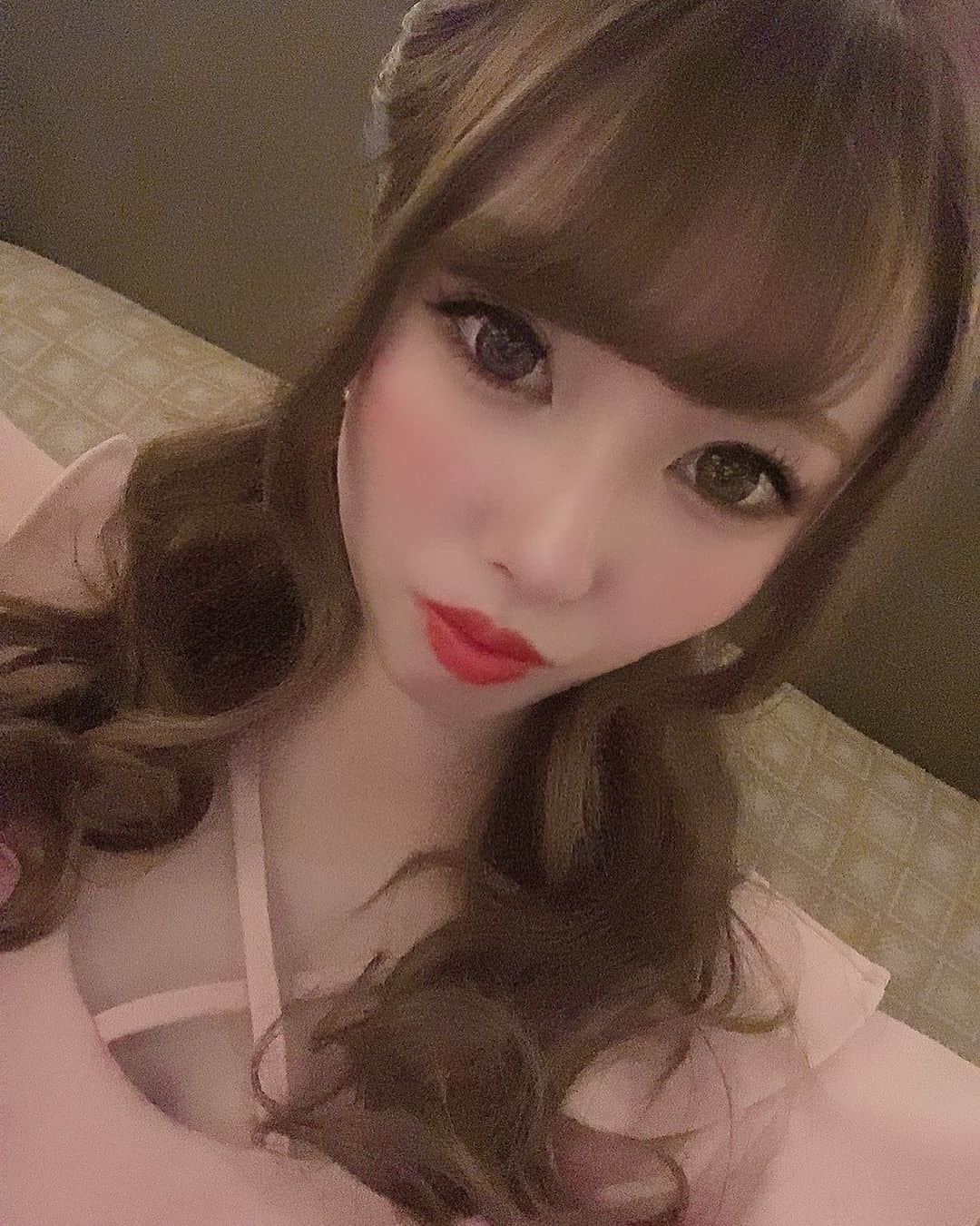 ゆんのインスタグラム：「🎀 . 誰か飲みにきて下さいー😢 .  #ガーデン #ガーデン川崎 #川崎 #横浜 #新宿 #歌舞伎町#六本木 #銀座 #名古屋 #ミナミ #北新地 #神奈川 #すすきの #キャバクラ #キャバ嬢 #ガールズバー #シャンパン  #水商売 #夜職 #キャバ嬢メイク #キャバ嬢ヘアメイク #キャバドレス #ドレス #いいね返し  #ポケパラ #ポケパラ関東」