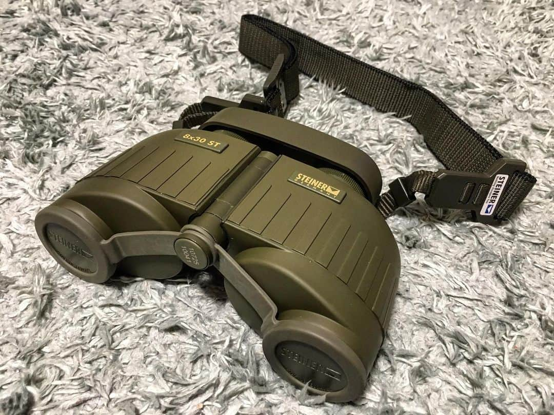 みりどる乙夜さんのインスタグラム写真 - (みりどる乙夜Instagram)「STEINER 8x30ST 軍用の眼鏡シュタイナー。このモデルはミルスケール内蔵で完全防水仕様。目盛は縦横10ミル刻み。繊細に刻まれていて見やすいです。視界もクリア！ ちょっとお高いけど良い眼鏡🤑  #binoculars #steiner #madeingermany #recon #scout #steinerbinoculars #sniper #equipment #inmybag #milspec #military #シュタイナー #眼鏡 #双眼鏡 #偵察 #狙撃 #距離 #軍用 #ドイツ製 #ミリタリー #自衛隊 #ミリドル #愛用品 #乙夜」12月15日 22時53分 - itsuya_miridoru