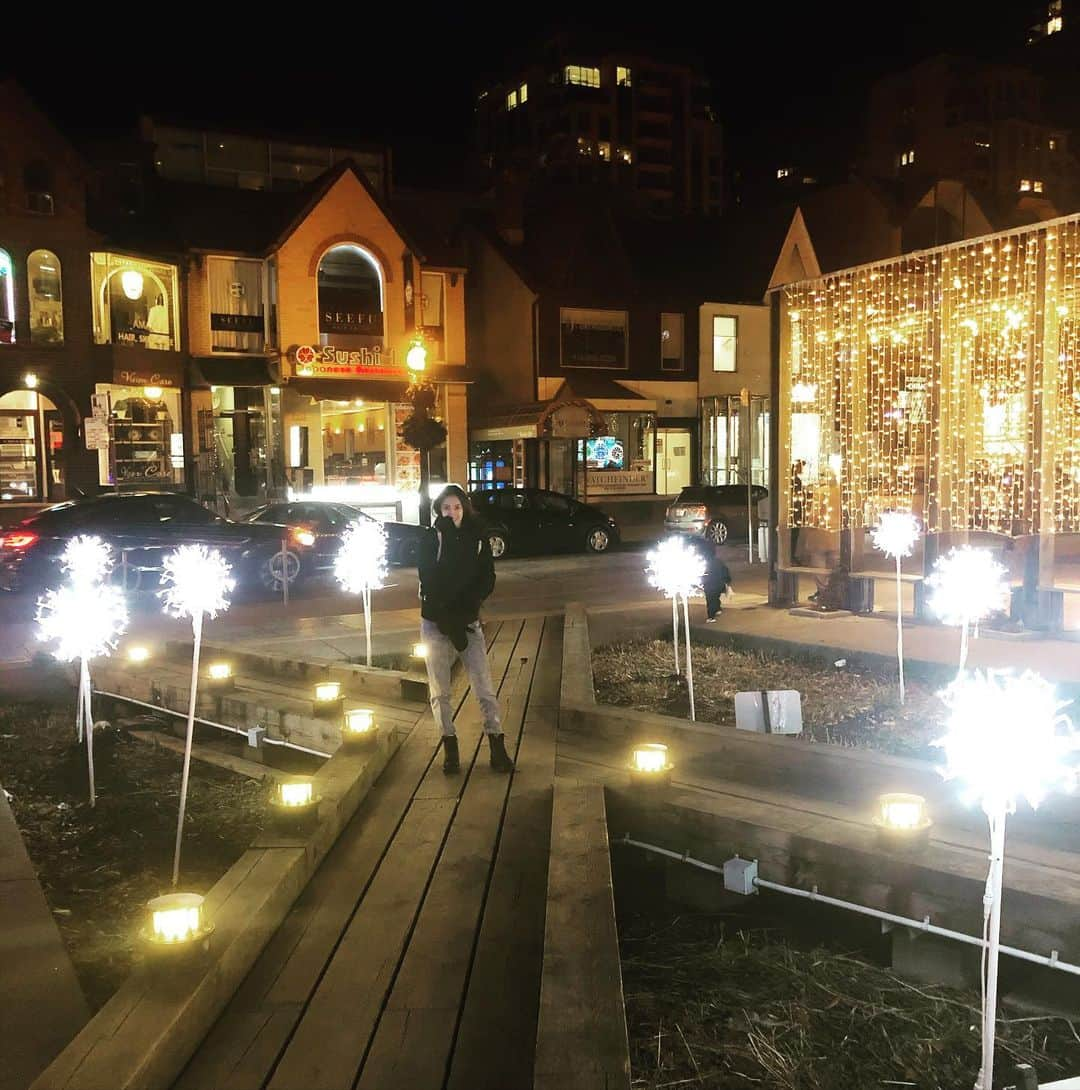 ネッタ・シュライバーのインスタグラム：「About last night ... ✨🌃 • #nightlights #yorkville」