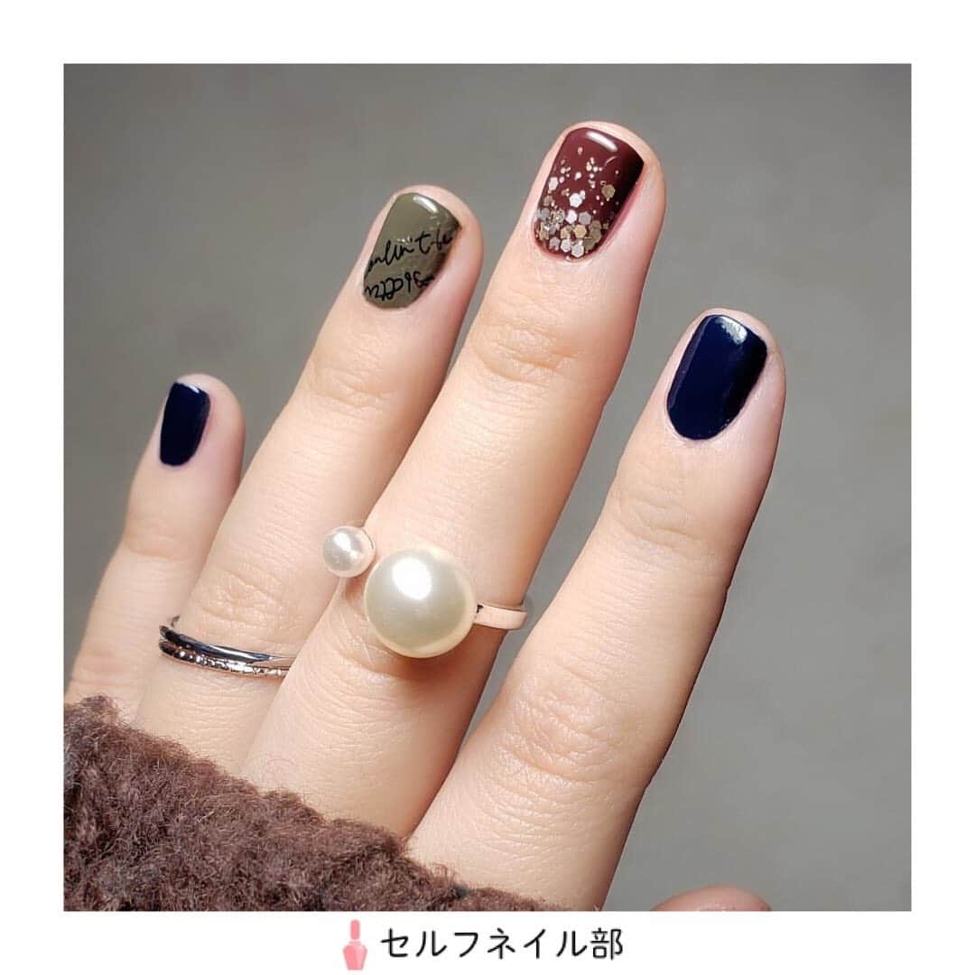 セルフネイル部 公式アカウントのインスタグラム：「(@yuuri_outcome)さんの、﻿ 「大人グリッターネイル」を紹介します💅﻿ ﻿ ○howto﻿ ・全ての指にベースコートを塗る﻿ ﻿ ［親指、中指］﻿ ・カシスを1度塗りする﻿ ・トップコートを塗り、スモーキーグリッターのブラウンとグレージュシルバーを大きいものからバランスを見ながら交互に乗せる﻿ ［薬指］﻿ ・フィアレス フィーメールを1度塗りする﻿ ・しっかり乾かしてから英字シールを貼る﻿ ［人差し指、小指］﻿ ・ナイトスカイを1度塗りする﻿ ﻿ ・全ての指にトップコートを塗る﻿ ﻿ ○item﻿ ・PLAYFULL ﻿ カシス﻿ ・NAILSINC ﻿ ガールキング フィアレス フィーメール﻿ アレクサ エディット ナイトスカイ﻿ ・OSH ﻿ スモーキーグリッター ブラウン﻿ スモーキーグリッター グレージュシルバー﻿ ・ネット購入﻿ 英字シール﻿ ・JUMIITOKYO﻿ 60セカンズベースコート﻿ ・コージー本舗﻿ クイッククリスタルコート﻿ ﻿ ○point﻿ 1度塗りでしっかり発色するものを選ぶことで時短ネイルに！﻿ スモーキーグリッター2色をグラデーションイメージで乗せることで華やかなるようにしました。﻿ ﻿ ○セルフネイル部プロデューサー高橋からのコメント﻿ すてきなネイルデザインが爪のカットスタイルとマッチングしていて可愛いです💘﻿ ﻿ #ネイル#ジェルネイル#ジェル#セルフネイル#セルフネイル部#フラワーネイル#セルフジェル#マニキュア#ポリッシュ#秋ネイル#セルフジェルネイル部#ほぼ100均ネイル#ネイルシール#100均ネイル#美甲#셀프네일#ポリッシュネイル#冬ネイル﻿ #nail#polish#selfnail#nailpolish#nails#japannail#nailart#instanail」