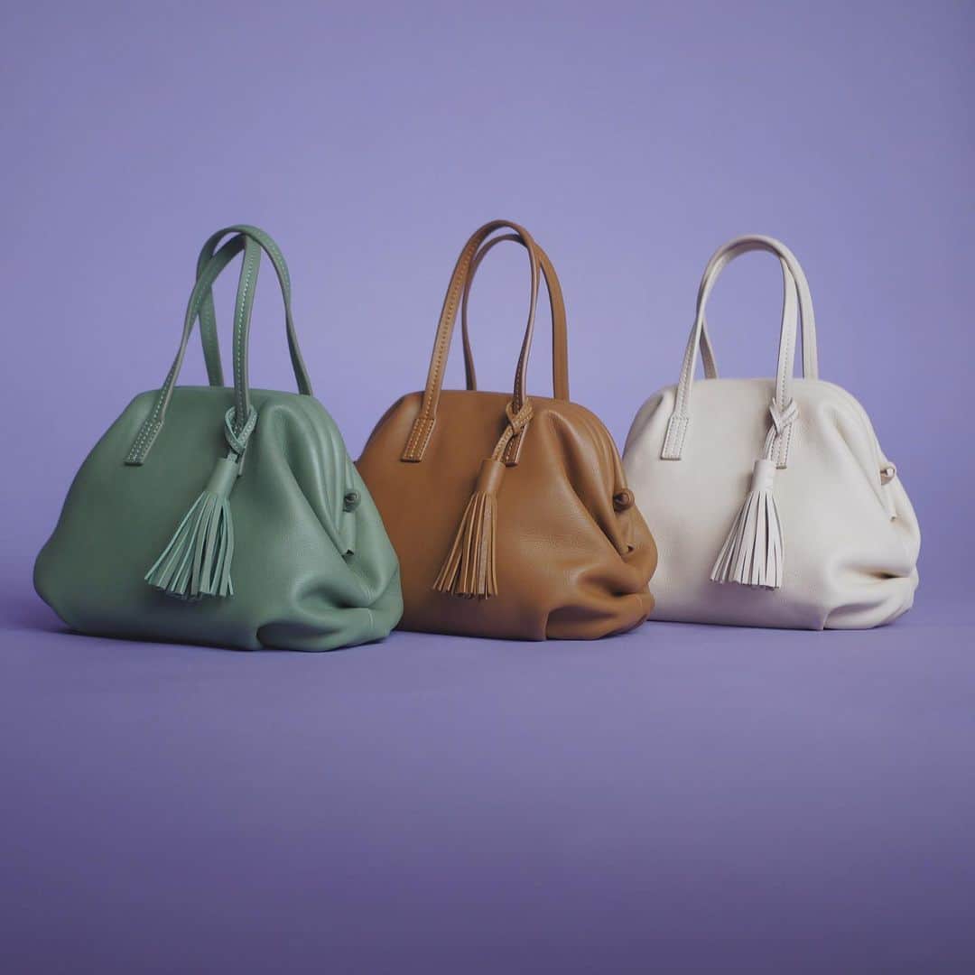 j.chikaのインスタグラム：「👜🤍﻿ ﻿ @labagagerie_japon × c﻿ ﻿ コラボバッグの発売日が決まりました✨﻿ ﻿ 12/18 fri. 20:00start🎉﻿ ﻿ 6色展開　サイズは2種類です。﻿ 詳しくは改めてpostします♡﻿ ﻿ 発売日の19:00〜﻿ インスタライブでも﻿ ご紹介させていただきます♪﻿ 是非ご覧くださいね☺️🙏﻿ ﻿ #labagagerie#ラバガジェリー﻿ #コラボバッグ#カラーバッグ﻿ ﻿」