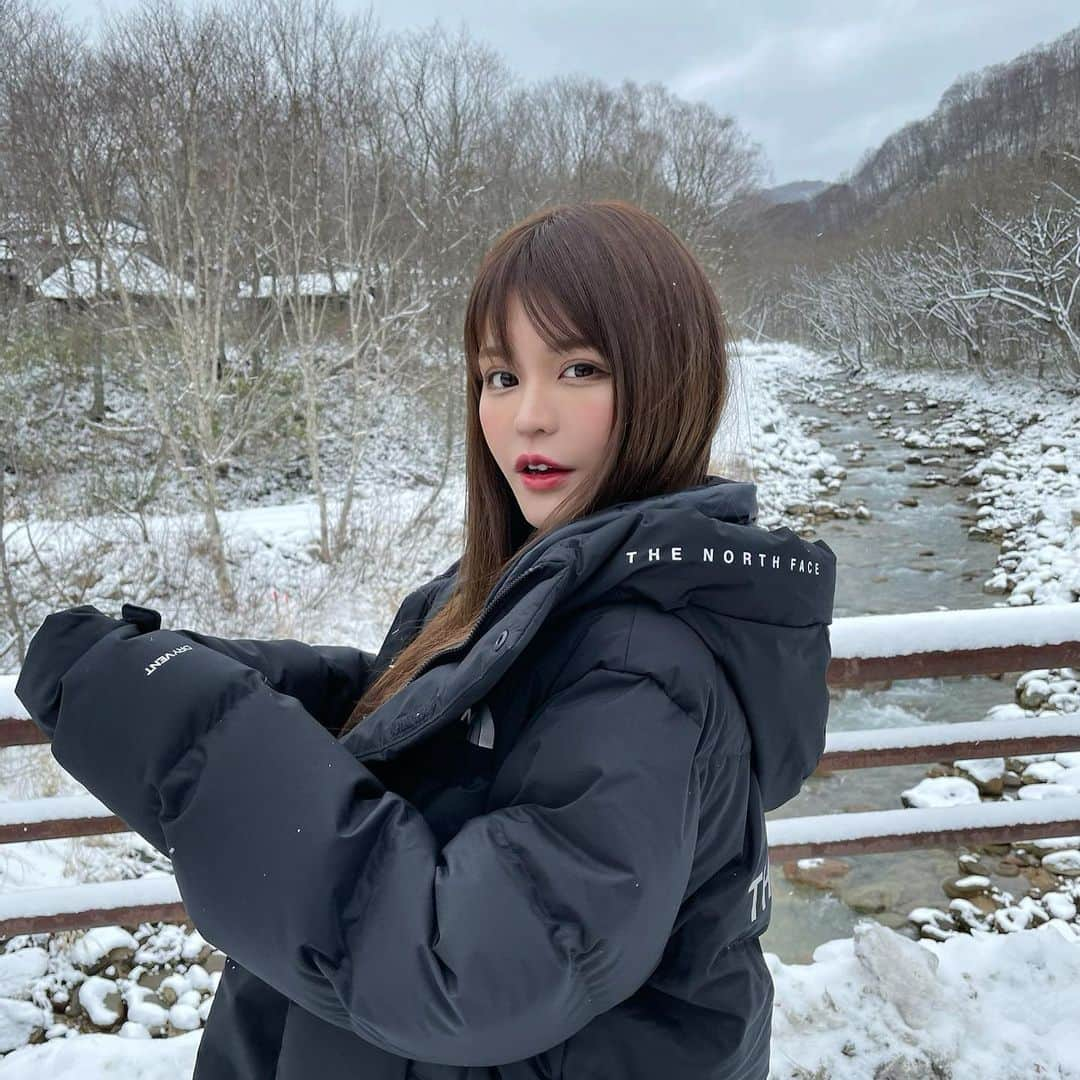 ななぴさんのインスタグラム写真 - (ななぴInstagram)「粉雪♥︎♥︎♥︎ 　 #鶴の湯　#秋田旅行　#乳頭温泉　#乳頭温泉郷　#国内旅行　#日本　#japantravel #japan_of_insta #japan_photo #japantrip #旅行  #♨️ #温泉　#温泉旅館　#温泉旅行　#秘湯巡り　#秘湯　#雪　#冬　#冬の絶景　#雪の絶景　#雪絶景　#絶景　#たびすたぐらむ　#thenorthface #マルチプレーヤーダウン #ノースフェイス」12月15日 22時48分 - __nanapgram__