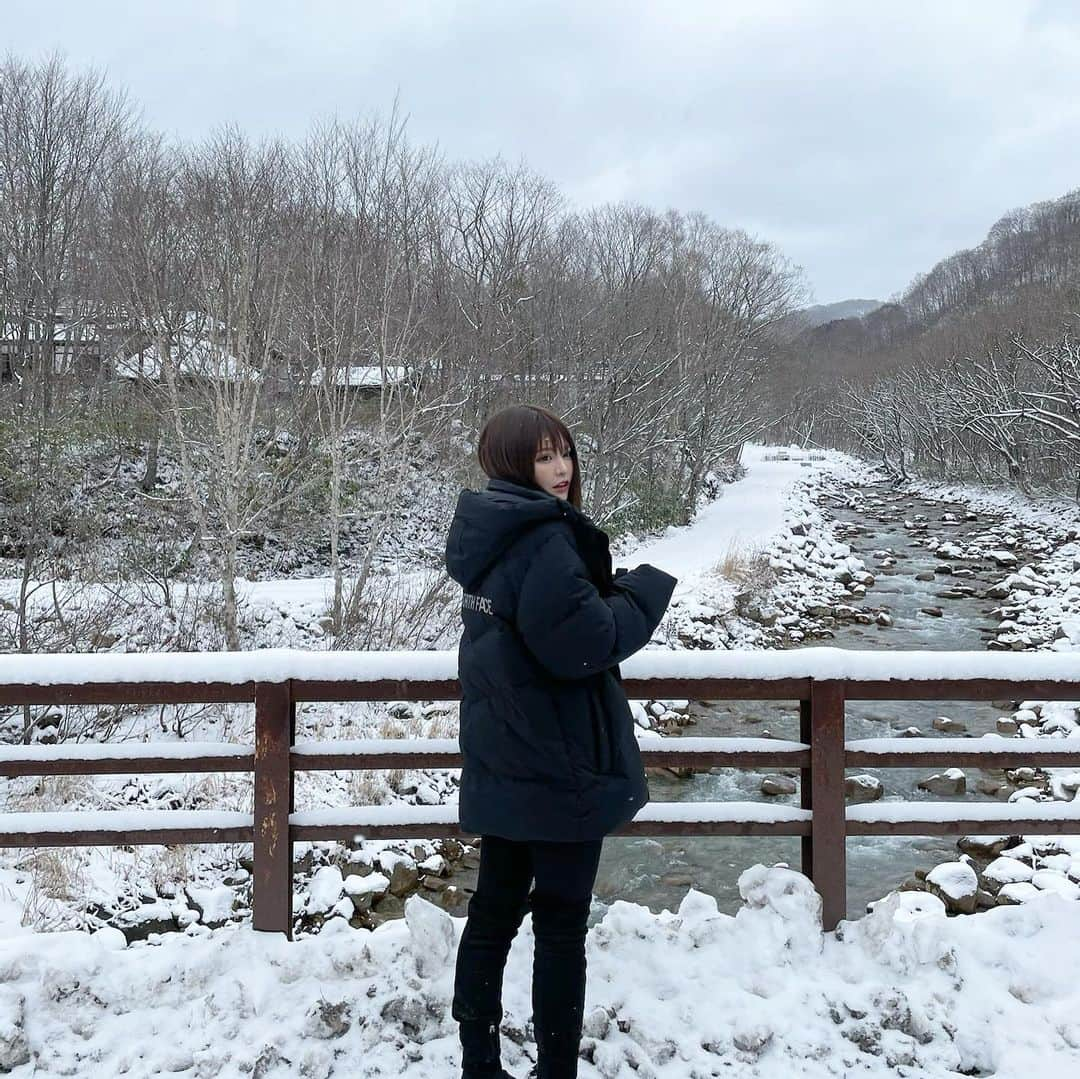 ななぴさんのインスタグラム写真 - (ななぴInstagram)「粉雪♥︎♥︎♥︎ 　 #鶴の湯　#秋田旅行　#乳頭温泉　#乳頭温泉郷　#国内旅行　#日本　#japantravel #japan_of_insta #japan_photo #japantrip #旅行  #♨️ #温泉　#温泉旅館　#温泉旅行　#秘湯巡り　#秘湯　#雪　#冬　#冬の絶景　#雪の絶景　#雪絶景　#絶景　#たびすたぐらむ　#thenorthface #マルチプレーヤーダウン #ノースフェイス」12月15日 22時48分 - __nanapgram__