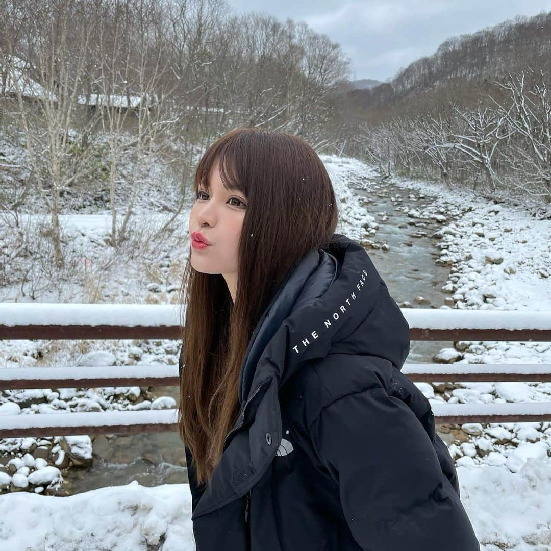 ななぴさんのインスタグラム写真 - (ななぴInstagram)「粉雪♥︎♥︎♥︎ 　 #鶴の湯　#秋田旅行　#乳頭温泉　#乳頭温泉郷　#国内旅行　#日本　#japantravel #japan_of_insta #japan_photo #japantrip #旅行  #♨️ #温泉　#温泉旅館　#温泉旅行　#秘湯巡り　#秘湯　#雪　#冬　#冬の絶景　#雪の絶景　#雪絶景　#絶景　#たびすたぐらむ　#thenorthface #マルチプレーヤーダウン #ノースフェイス」12月15日 22時48分 - __nanapgram__