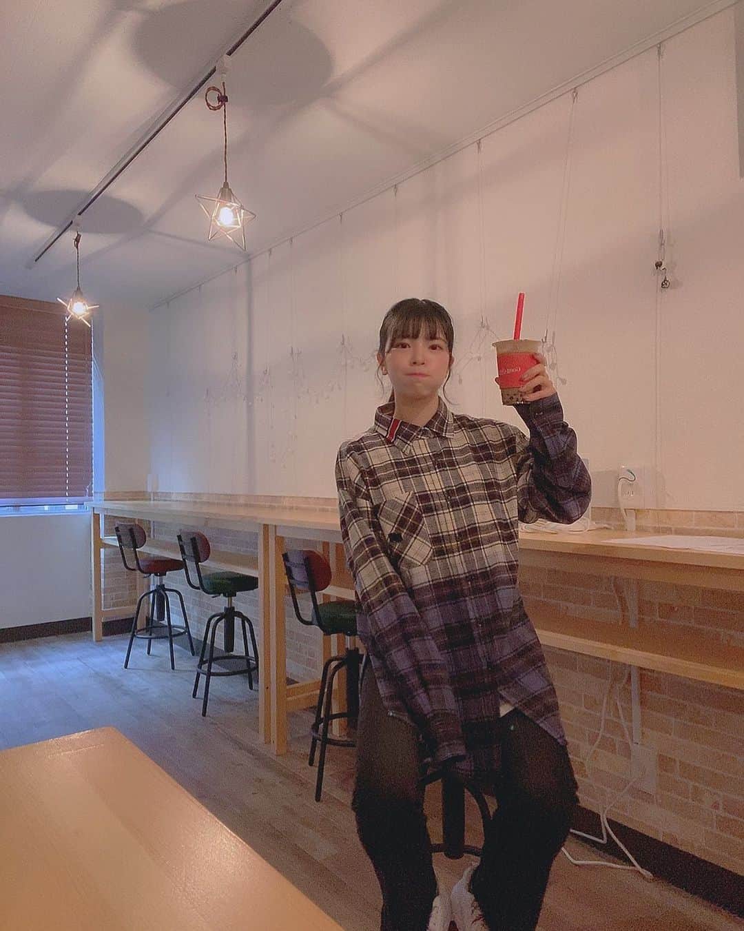 松崎博香のインスタグラム：「. 今年のらじお収録も残すところあと1回🥲 いつもリスナーのみんなに支えられている なぁとしみじみ思いました🥲♡ いつもありがとう♡  #로맨틱크라운 #오오티디 #ootd」