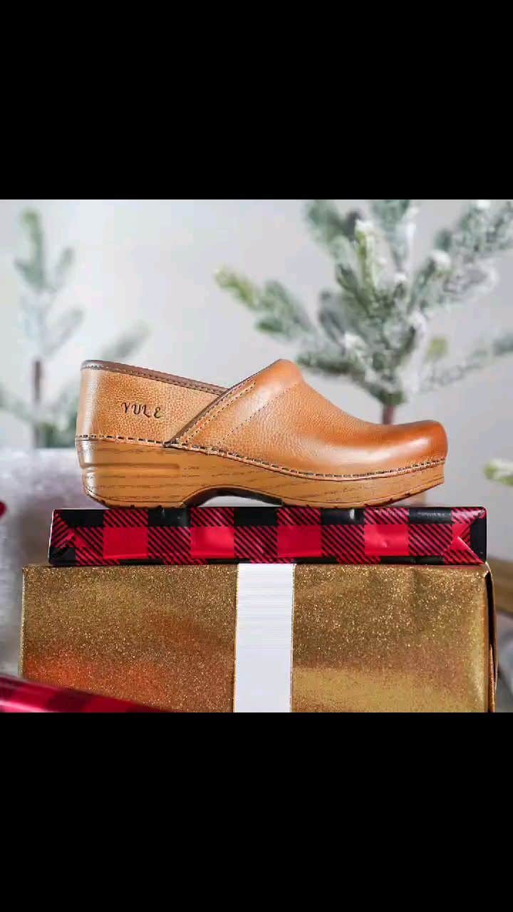 ダンスコのインスタグラム：「A unique gift for everyone on your list. Shop Personalized styles on our website now!」