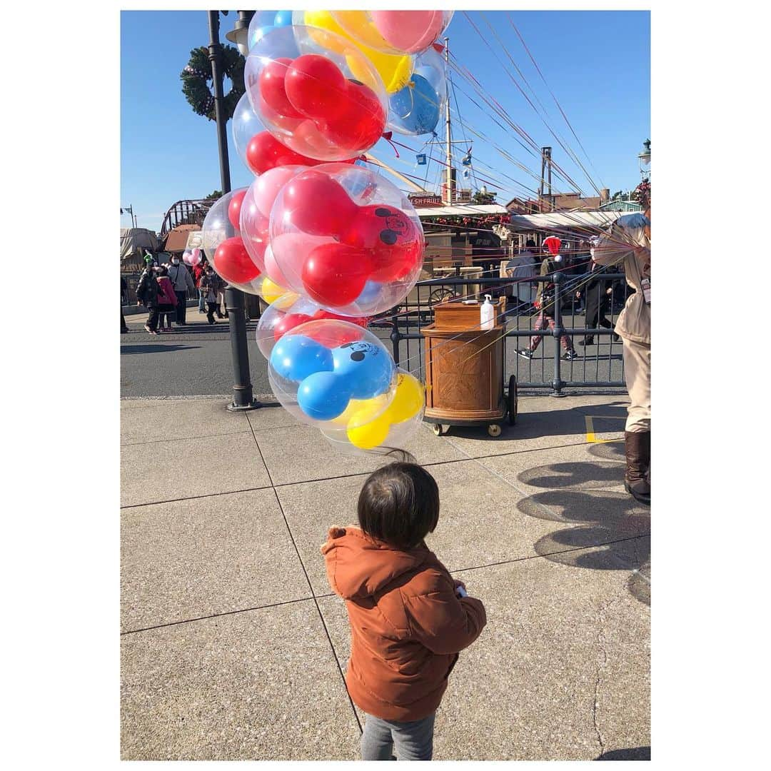 杉本麻衣佳のインスタグラム：「🏰👑🎈 ． ． ふうせん　はなぜか　ハーフン　と言います🎈 ． ． ． 子が産まれて変わったことはたぁくさんあるけど そのひとつが 毎年鬱になりそうなほどだいだいだいきらいだった冬が 少し好きになったこと。 もこもこ着込んで散歩するのも、 寒いねー！っておうちで過ごすのも。雪見て大喜びするのを見るのも 楽しいから、冬も悪くないなーって。 完全夏女だった私をすこし変えてくれた 冬生まれのむちむち^^❄️」