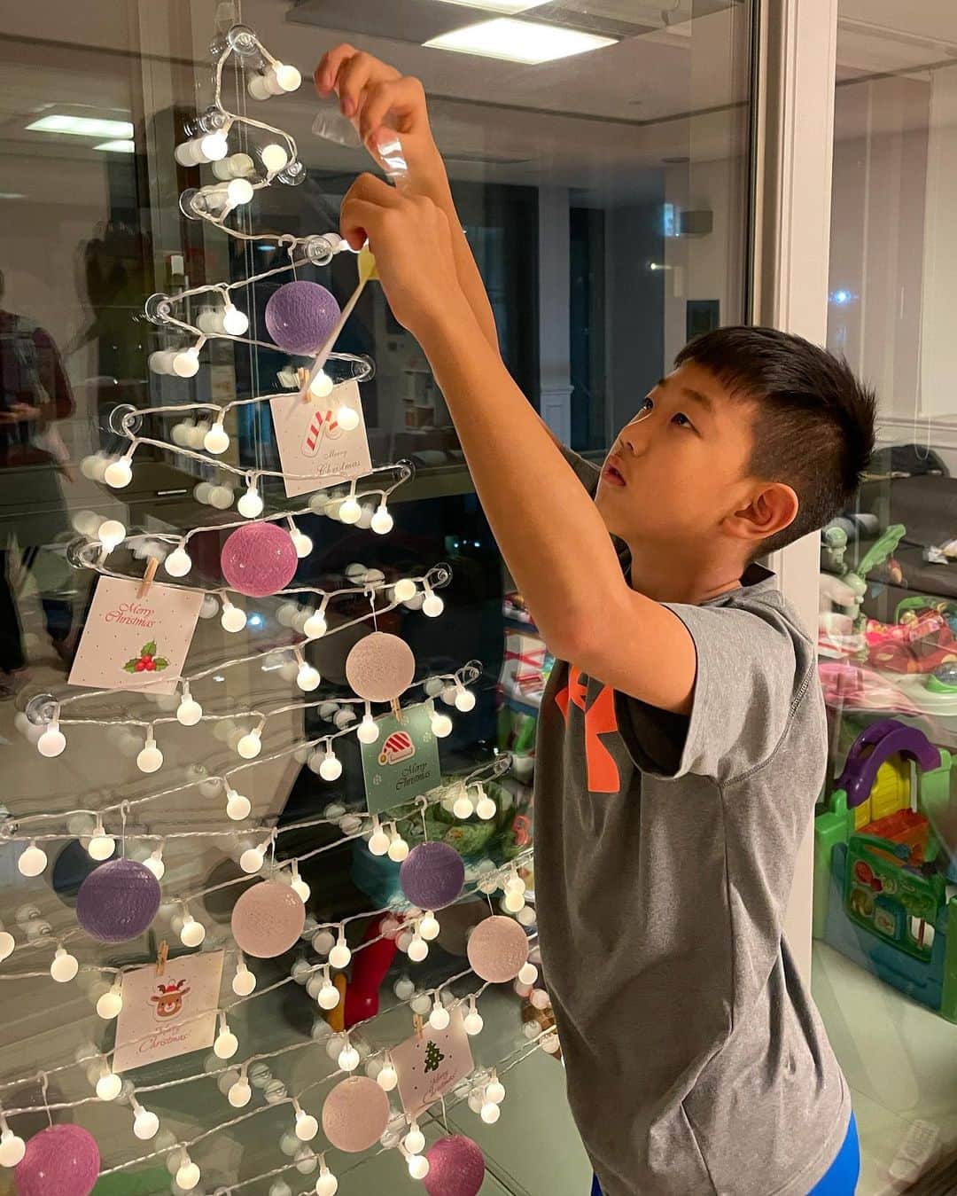 キム・ソンウンさんのインスタグラム写真 - (キム・ソンウンInstagram)「태하랑 윤하가 우리집은  왜 크리스마스트리🎄안 만드냐고.. 산타할아버지🎅🏻가 선물 어디에 두고 가냐며.. 그래서 어제 쿠팡에서 급하게 주문한 벽트리 만들기 시작!! 트리는 재하가 기어가서 부실꺼 같아서  벽트리로 기분만 내보자했는데 너무 이쁘다❤️  우리가족 모두 만족!! 크리스마스분위기 물씬~~  우리 벽트리만드는데 재하가 이것저것 만지니까 재하 업고 있겠다더니 저러고 우리 사진 찍어준거구나 🤣 #육아의신_정조국 진짜 쵝오👍🏻 사진보고 빵터짐 🤣🤣🤣」12月15日 22時58分 - ssung916