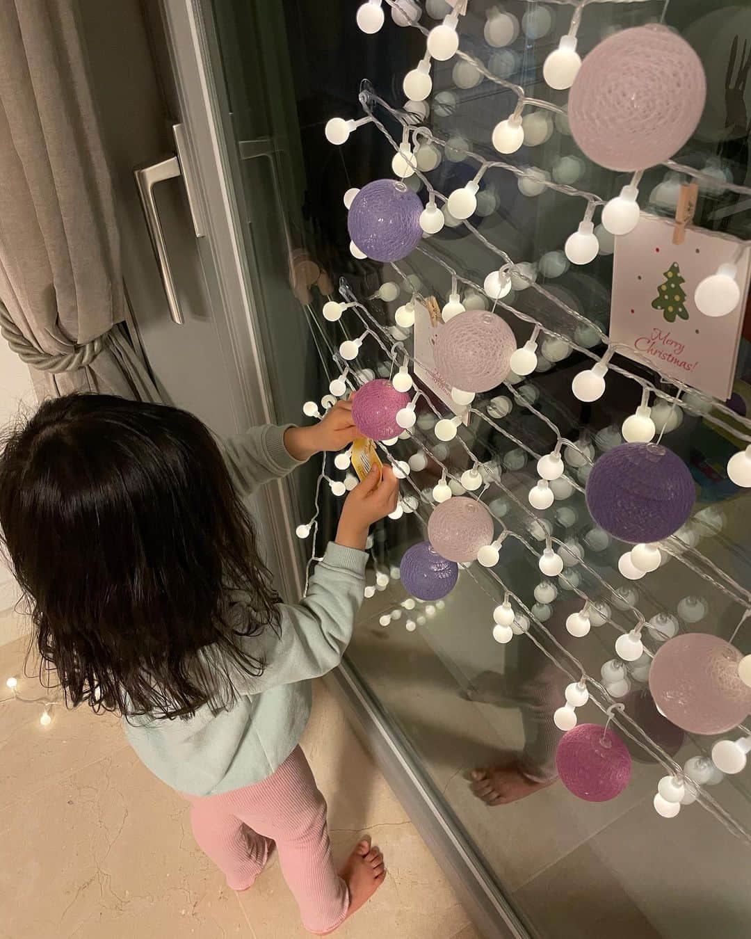 キム・ソンウンさんのインスタグラム写真 - (キム・ソンウンInstagram)「태하랑 윤하가 우리집은  왜 크리스마스트리🎄안 만드냐고.. 산타할아버지🎅🏻가 선물 어디에 두고 가냐며.. 그래서 어제 쿠팡에서 급하게 주문한 벽트리 만들기 시작!! 트리는 재하가 기어가서 부실꺼 같아서  벽트리로 기분만 내보자했는데 너무 이쁘다❤️  우리가족 모두 만족!! 크리스마스분위기 물씬~~  우리 벽트리만드는데 재하가 이것저것 만지니까 재하 업고 있겠다더니 저러고 우리 사진 찍어준거구나 🤣 #육아의신_정조국 진짜 쵝오👍🏻 사진보고 빵터짐 🤣🤣🤣」12月15日 22時58分 - ssung916