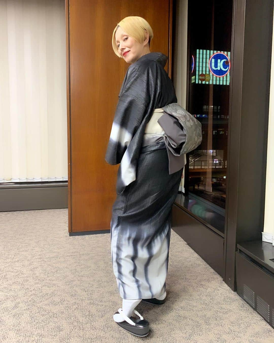 夏木マリさんのインスタグラム写真 - (夏木マリInstagram)「#大コメ騒動 #kimono  #銀通し紬付下げ #大正和更紗の米俵帯 #秋月洋子  今年 最初で最後の着物になりました......」12月15日 23時00分 - mari_natsuki