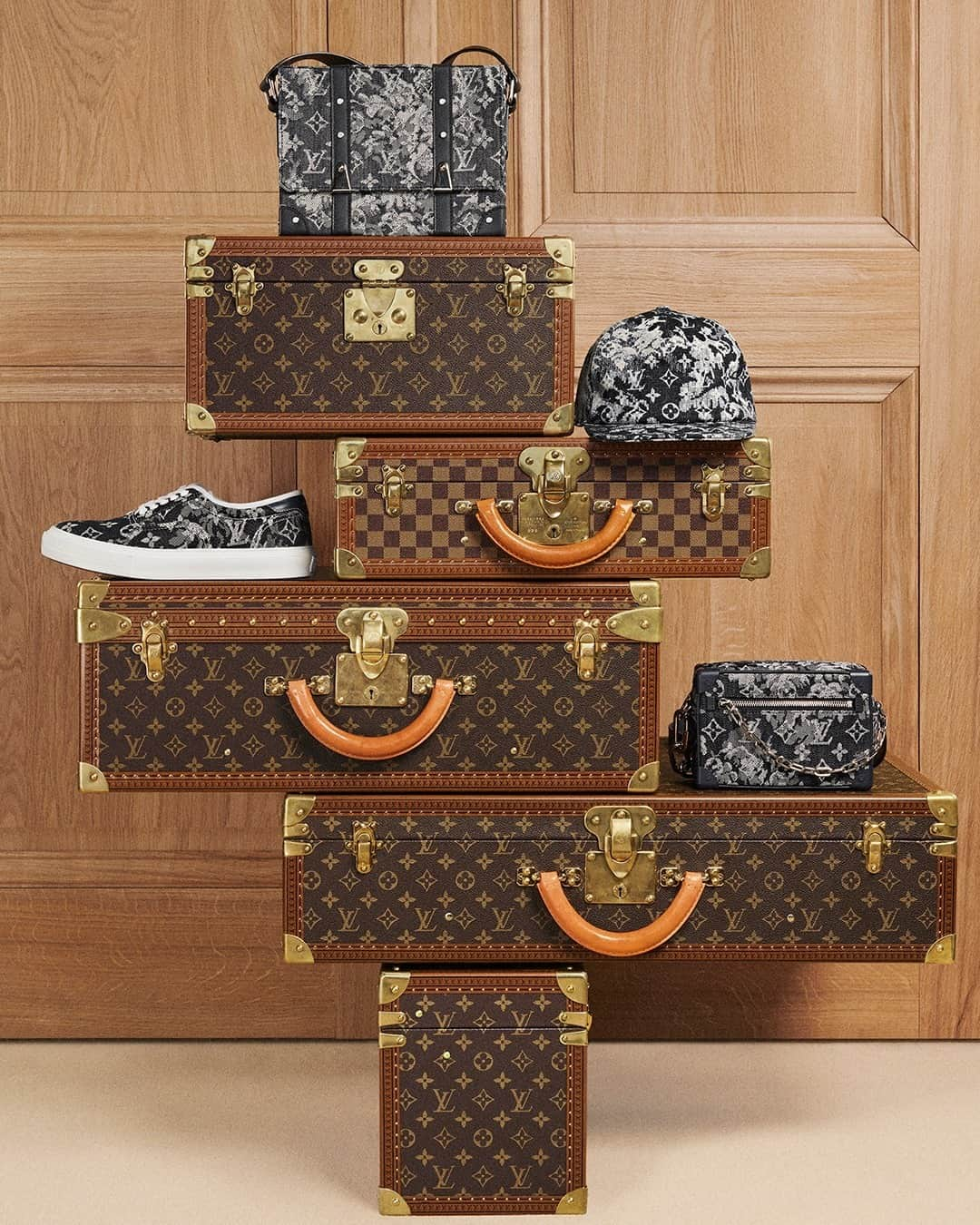 Louis Vuitton on X: On-the-go. With its generous capacity, #LouisVuitton's  Onthego tote bag is a versatile companion for holiday travel. Find this and  other #LVGifts at   / X