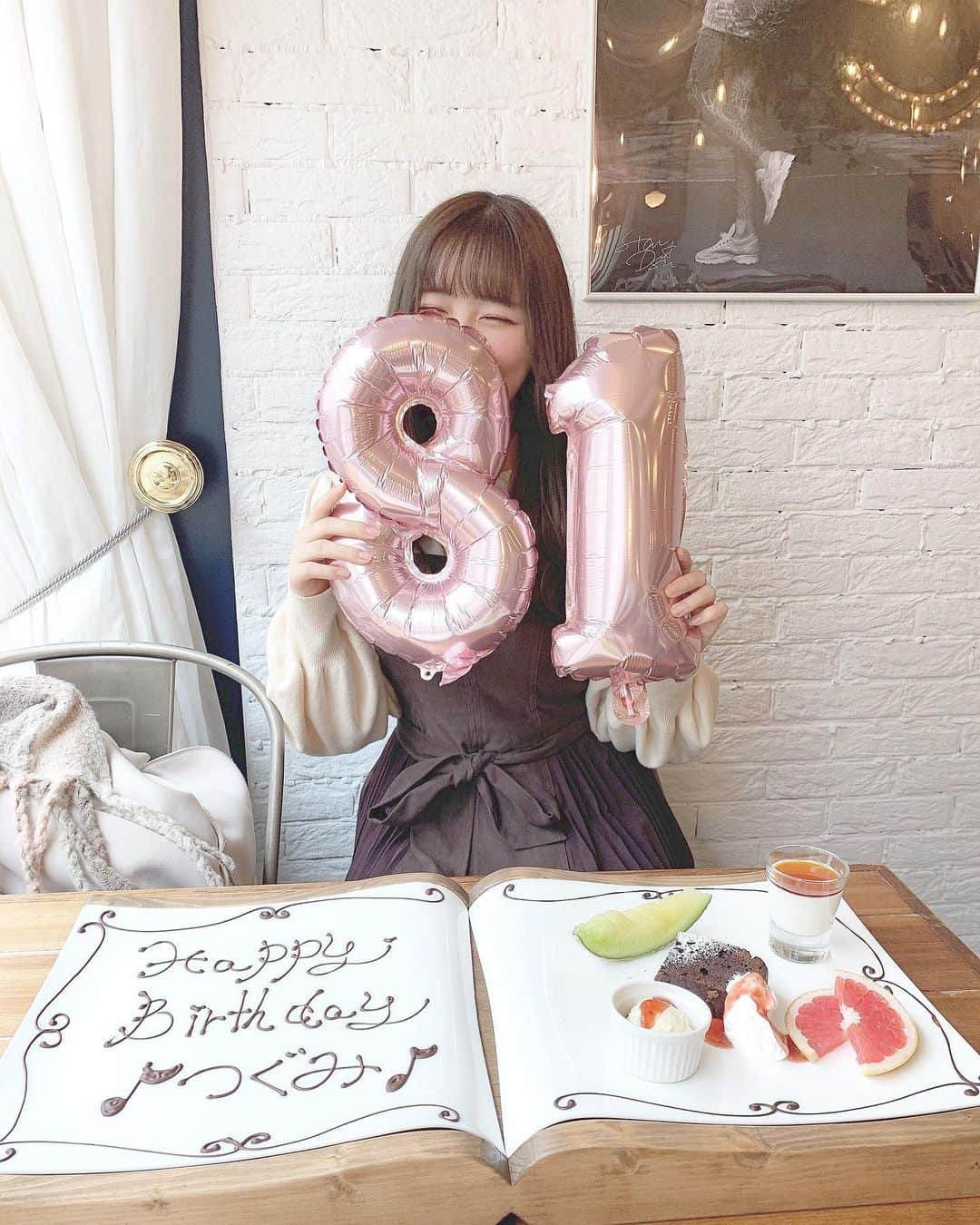 小熊倫実さんのインスタグラム写真 - (小熊倫実Instagram)「💌💌💌﻿ ﻿ 今日で18歳になりました 🧸💐 ！﻿ ﻿ たくさんのすてきな方々と出会えてる今が﻿ 本当に本当にとっても幸せです☺️💌﻿ ﻿ 大人と子供の真ん中の歳、 見た目も中身ももっともっと﻿ すてきな人になれるように﻿ がんばります✊🏻🔅 ﻿ 18歳もたくさん見守っててください🤤💭﻿ ﻿ これからもよろしくお願いします( ᷇࿀ ᷆ )‪‪﻿ ﻿ ﻿ 友達ちゃんが素敵な﻿ お祝いしてくれました😢🤍幸﻿ ﻿ 81になってるのは､､ご愛嬌､､ 👵🏻☝🏻 ( ？ )﻿ ﻿ #81th﻿ #🧸 #🎂 #💐‬﻿」12月15日 23時00分 - tsugumi_oguma2929