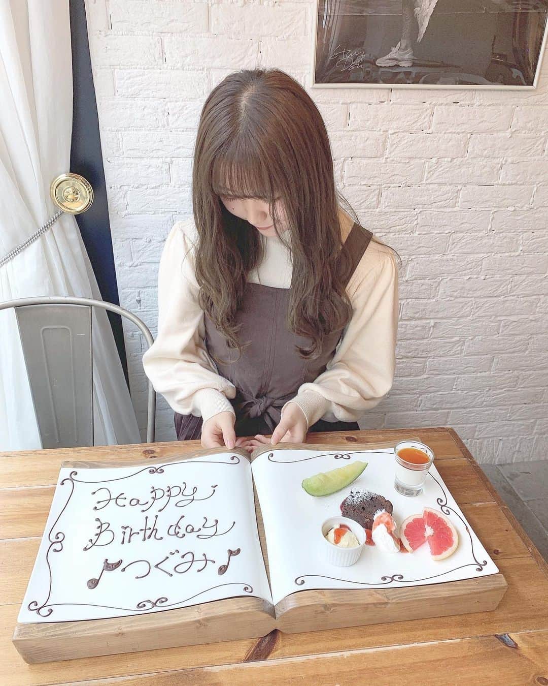小熊倫実のインスタグラム：「💌💌💌﻿ ﻿ 今日で18歳になりました 🧸💐 ！﻿ ﻿ たくさんのすてきな方々と出会えてる今が﻿ 本当に本当にとっても幸せです☺️💌﻿ ﻿ 大人と子供の真ん中の歳、 見た目も中身ももっともっと﻿ すてきな人になれるように﻿ がんばります✊🏻🔅 ﻿ 18歳もたくさん見守っててください🤤💭﻿ ﻿ これからもよろしくお願いします( ᷇࿀ ᷆ )‪‪﻿ ﻿ ﻿ 友達ちゃんが素敵な﻿ お祝いしてくれました😢🤍幸﻿ ﻿ 81になってるのは､､ご愛嬌､､ 👵🏻☝🏻 ( ？ )﻿ ﻿ #81th﻿ #🧸 #🎂 #💐‬﻿」