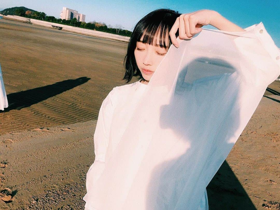 薮下楓のインスタグラム：「去年の今頃…🌊 無謀な夢は覚めることがないの MV撮影をしていたときの写真です！ MVは最後のゆみりんが額縁を蹴るところが好き🥰  #薮下楓 #無謀な夢は覚めることがない #STU48」