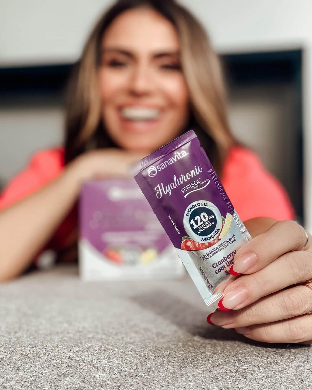 Giovanna Antonelliのインスタグラム：「A gente sabe que uma pele saudável vai além do skin care. O cuidado também tem que ser de dentro pra fora. Eu que sou bem prática, tomo ácido hialurônico e colágeno em um suplemento só!  O combo é perfeito, né?! Eu e @sanavitaoficial já somos inseparáveis 💕😁 #ad」