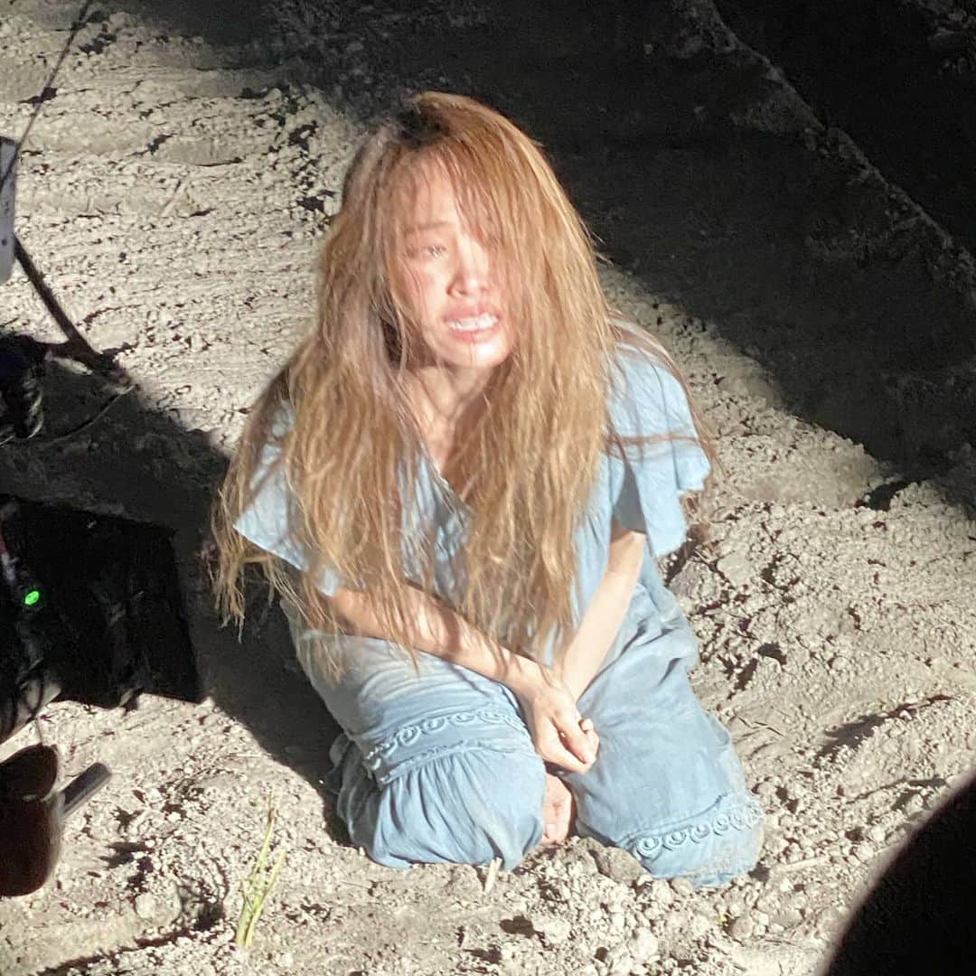 ジョリン・ツァイのインスタグラム：「那些帶著傷口的秘密 #uglybeauty」