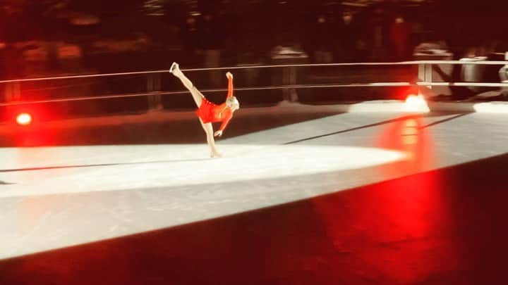 アレクシ・ギレスのインスタグラム：「Quick little piece from the @shipstad_entertainment show in Vail last weekend!❄️❤️✨⛸ * * One more next weekend 😉 Won’t be as crazy windy and snowy either!🥶」