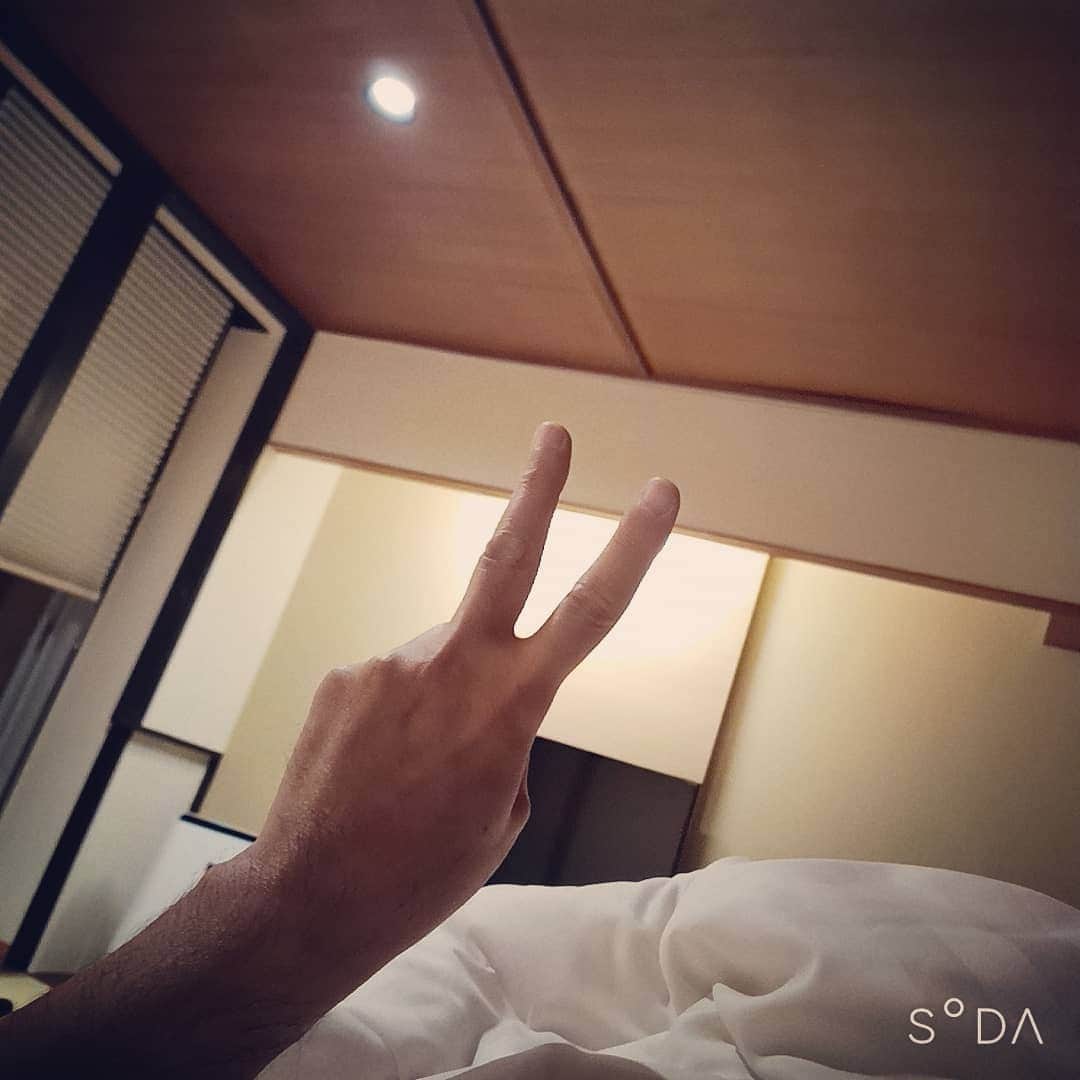松本隆博のインスタグラム：「。 すきやきとチキンライス 唄ったった(˙◁˙) 🎼.•*¨*•.•*¨*•.¸¸🎶  そしてなんとゲストなのに ビンゴに参加させて頂き、 なんと！！ 景品(賞金付)まで当たった (^O^) 頑張った甲斐があった～ 神様見てくれてるわ～ おやすみ… ～人生遊歩道～」