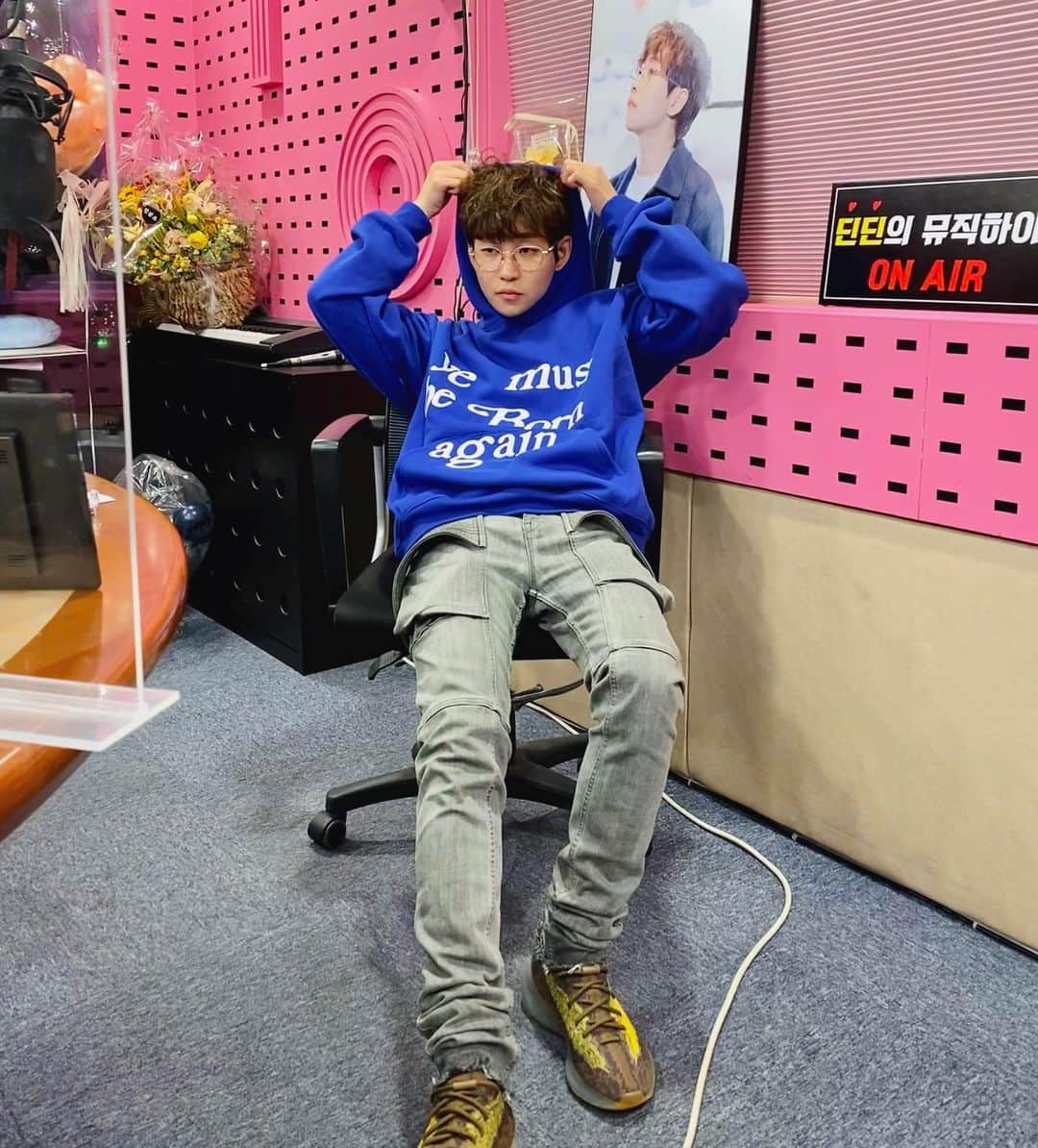 DINDINのインスタグラム：「딘딘의 뮤직하이 On Air🔴  작가님의 열정이 담긴 사진 ❤️ @dindin_musichigh #딘딘 #yeezyboost380 @bizzareimagination_official」