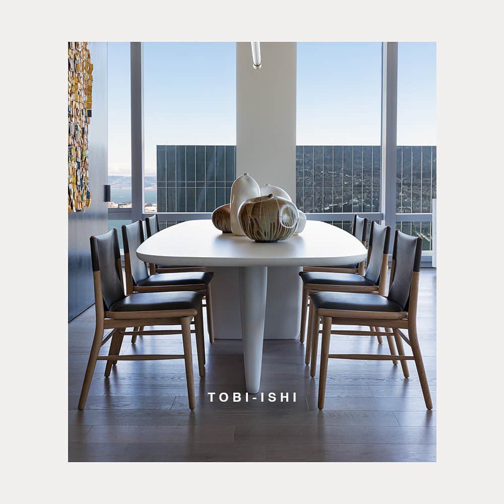 B&B Italiaさんのインスタグラム写真 - (B&B ItaliaInstagram)「A Japanese touch enhances the living room of this modern and refined residential project, “Home 61B” in San Francisco’s 181 Fremont. Tobi-Ishi dining table by Edward Barber e Jay Osgerby and Jens chais by Antonio Citterio for B&B Italia. . Interior design @aubreymaxwelldesign  Art consultation @hollylbaxter  Photographer @dcoy_sf Project @181fremont Cinematography @reasewarford  @arkinsitu  #bebitalia #interiordesign #bebsanfrancisco」12月15日 23時14分 - bebitalia