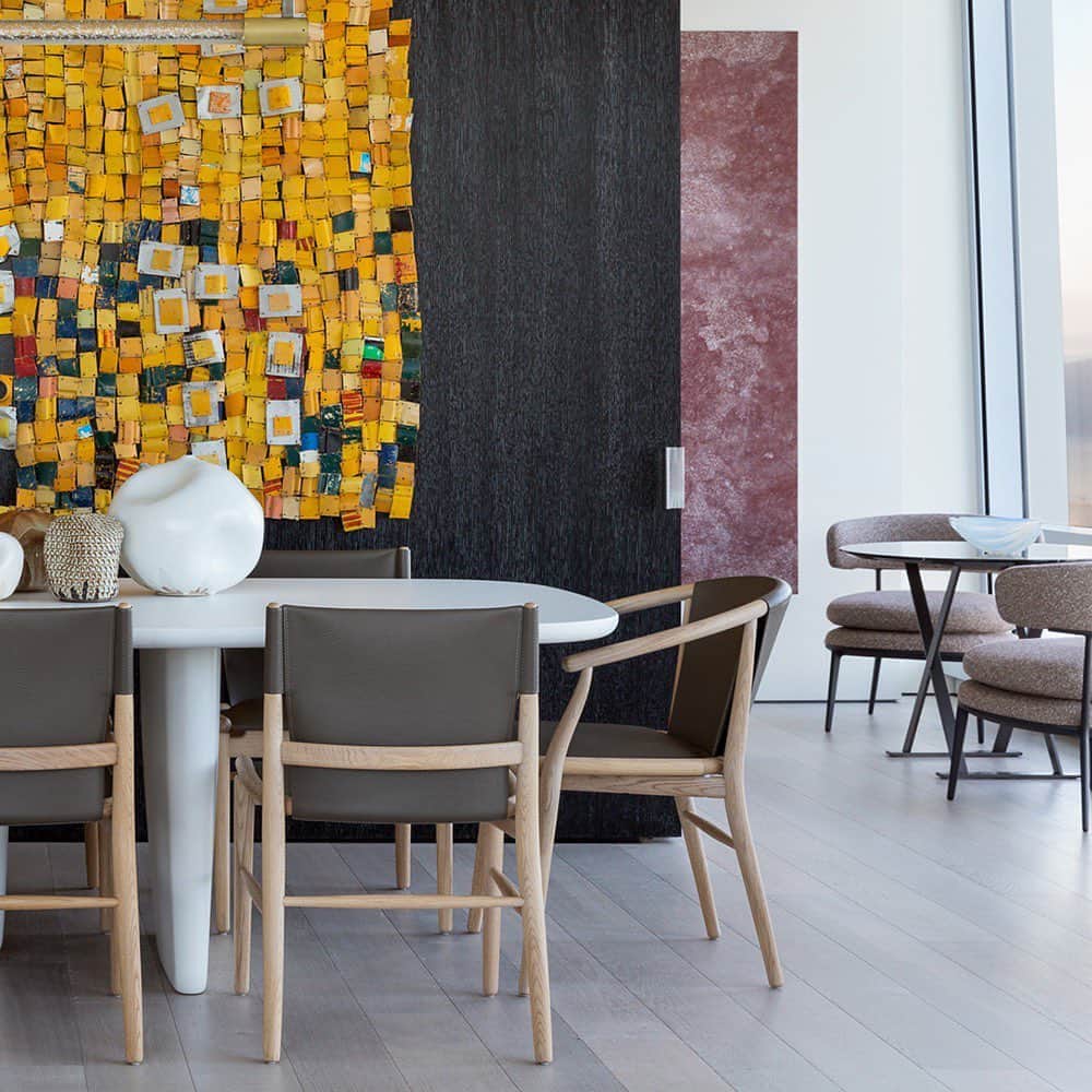 B&B Italiaさんのインスタグラム写真 - (B&B ItaliaInstagram)「A Japanese touch enhances the living room of this modern and refined residential project, “Home 61B” in San Francisco’s 181 Fremont. Tobi-Ishi dining table by Edward Barber e Jay Osgerby and Jens chais by Antonio Citterio for B&B Italia. . Interior design @aubreymaxwelldesign  Art consultation @hollylbaxter  Photographer @dcoy_sf Project @181fremont Cinematography @reasewarford  @arkinsitu  #bebitalia #interiordesign #bebsanfrancisco」12月15日 23時14分 - bebitalia