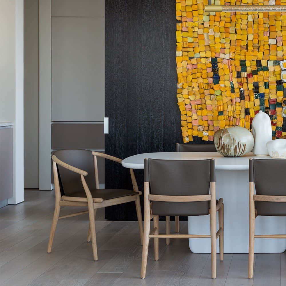 B&B Italiaさんのインスタグラム写真 - (B&B ItaliaInstagram)「A Japanese touch enhances the living room of this modern and refined residential project, “Home 61B” in San Francisco’s 181 Fremont. Tobi-Ishi dining table by Edward Barber e Jay Osgerby and Jens chais by Antonio Citterio for B&B Italia. . Interior design @aubreymaxwelldesign  Art consultation @hollylbaxter  Photographer @dcoy_sf Project @181fremont Cinematography @reasewarford  @arkinsitu  #bebitalia #interiordesign #bebsanfrancisco」12月15日 23時14分 - bebitalia