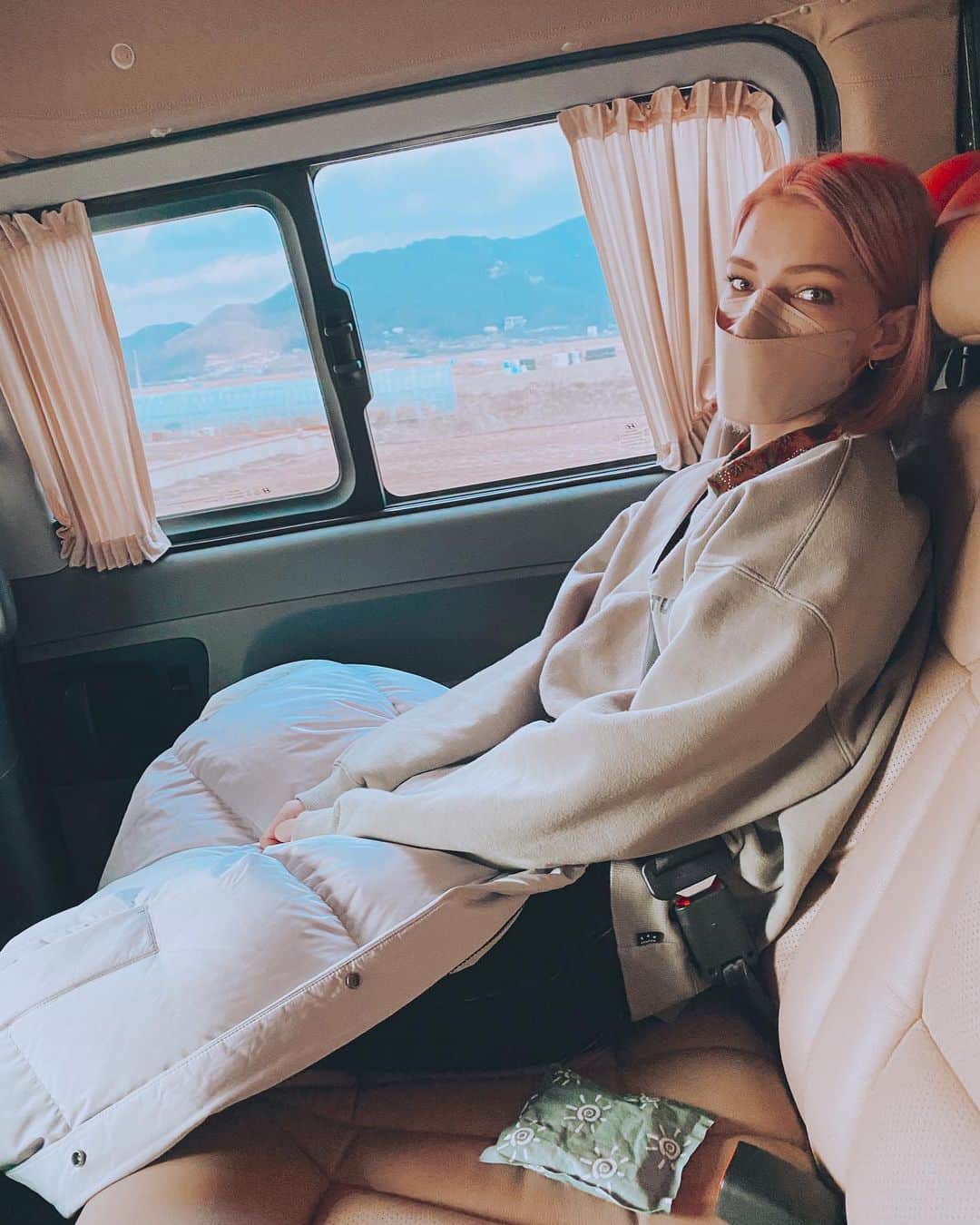 ステファニー・ミチョヴァのインスタグラム：「촬영을 하기 전에 한국어 단어를 안 잊어버리기를 바랍니다  🥺👍🏻🥰  Hoping that I won’t forget all the korean words in my brain right before a shoot 👍🏻🥺😂」