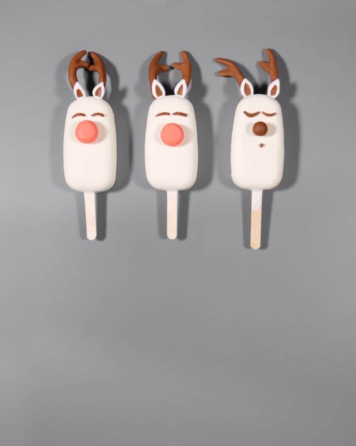 オリガ・ノスコワのインスタグラム：「New Year and Christmas are getting closer✨ ᅠᅠ I would like to listen to Jingle Bells, decorate a Christmas tree and prepare holiday desserts. For the inspiration, I will show you my little deer from vanilla ice cream. A little white chocolate glaze and mastic decorations; the cutest decor is ready. ᅠᅠ I wish everyone holiday spirit! ᅠ ᅠ Новый год и Рождество все ближе✨ ᅠᅠ Хочется слушать Jingle bells, наряжать елку и готовить праздничные десерты. Покажу вам для вдохновения моих «оленят» из ванильного пломбира. Немного глазури из белого шоколада и украшений из мастики – и милейший декор готов. ᅠᅠ Желаю всем праздничного настроения! ᅠᅠ」