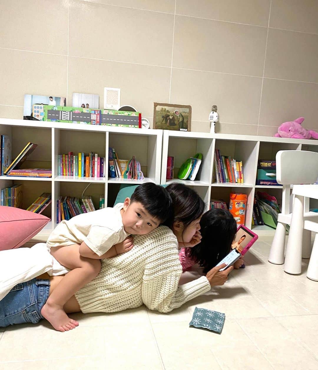 キム・ビヌさんのインスタグラム写真 - (キム・ビヌInstagram)「계속 그렇게 붙어있어줘 ♥️  #굠탱구들  #내사랑전율 #내사랑전원  #사랑해  #가족」12月15日 23時20分 - binwoos
