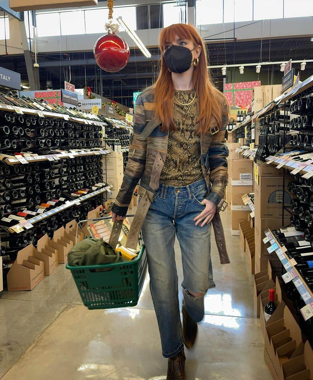 ジェーン・アルドリッジのインスタグラム：「In 2020 the wine aisle is my catwalk 🤪 wearing the aw 08 belt jacket @maisonmargiela recreated for the @hm collaboration. I treasure it 🥰」