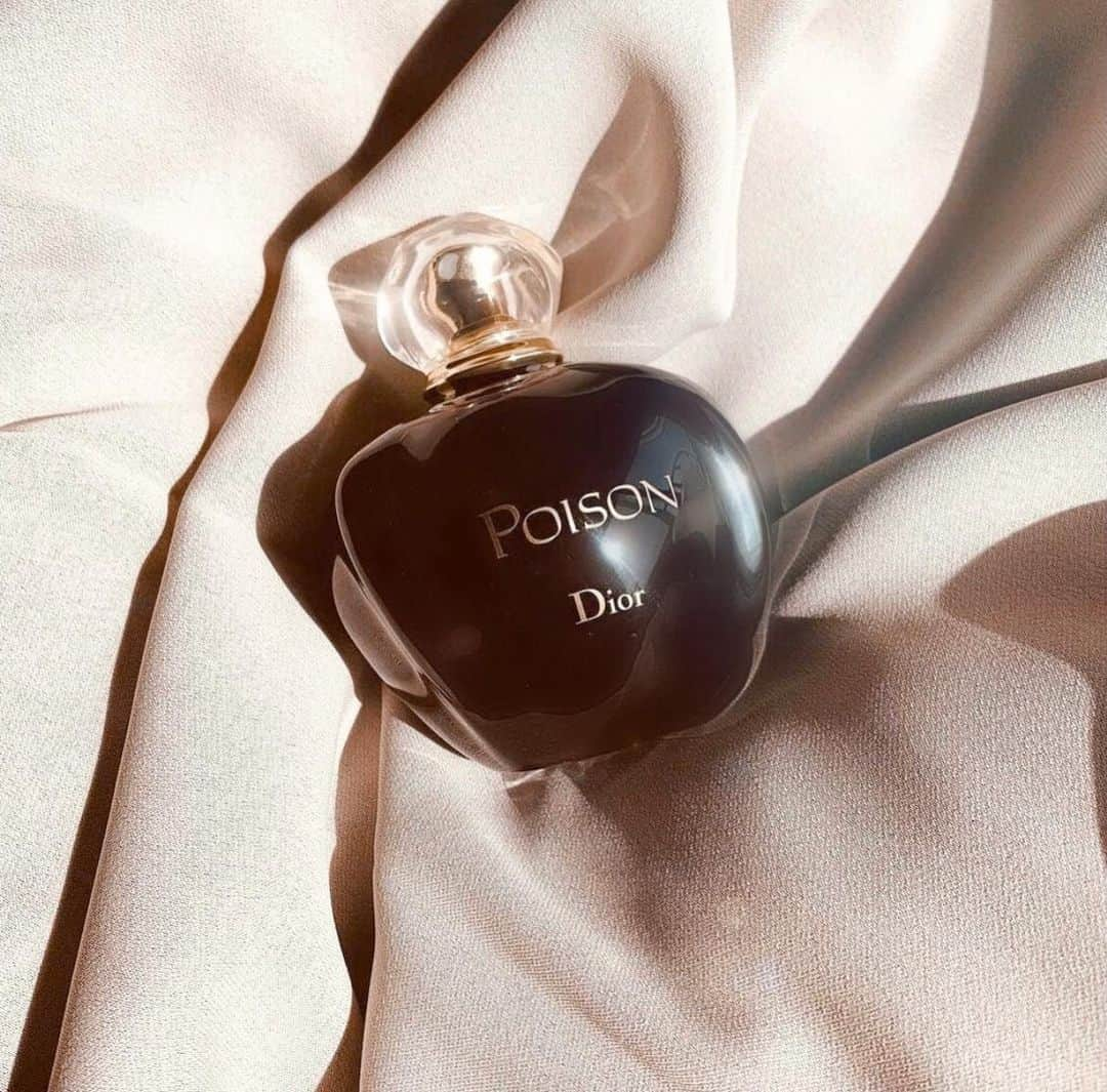 プリヤンカー・チョープラーさんのインスタグラム写真 - (プリヤンカー・チョープラーInstagram)「“But perhaps what I remember most was her perfume: Dior’s Poison. How she smelled of it, how her closet smelled of it, how whenever she walked she left a scent trail, invisible but unforgettable, in her wake.”  This scent always has and always will remind me of the most important woman in my life. The woman who inspired me and helped shape me into who I am today. My mother. @chopramm2001  #Unfinished  @penguinrandomhouse  @randomhouse  @prhaudio  @michaeljbooks  @penguinindia  @penguinukbooks」12月15日 23時30分 - priyankachopra