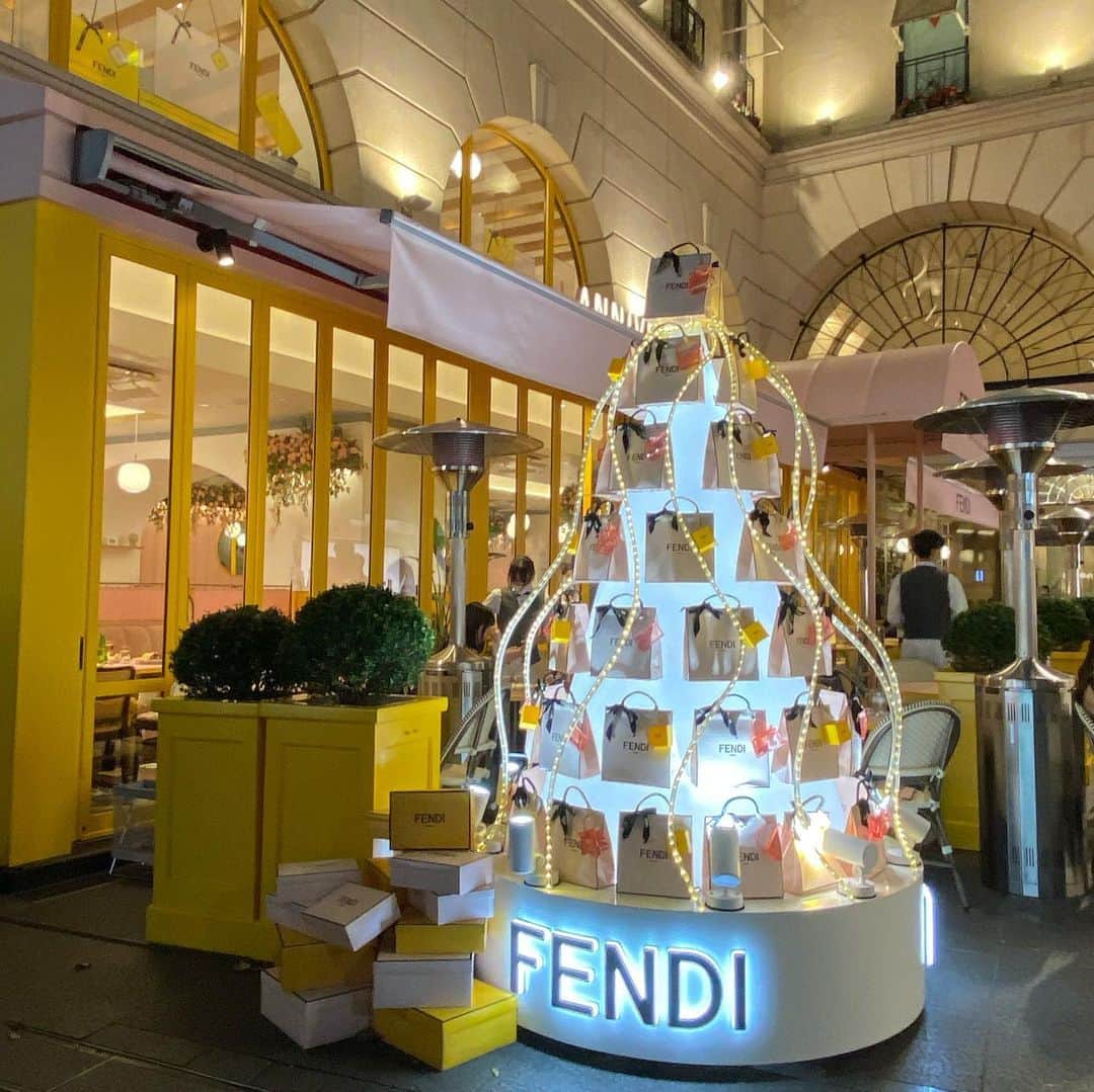 松本リコのインスタグラム：「・ ・ ・ ・ 期間限定FENDI CAFE行ってきた！ ( @anniversaire_cafe ) オシャレな店内はすべてFENDI仕様に なってて、可愛かった！ 平日なのに、かなり待ち時間待った のでディナーコース予約の方が ゆっくりできるかも♡ 大切な人と一緒に行ってきて ください(*´ω｀*) みなさん素敵なXmasを…♡ ・ ・ ・ #japanesegirl #japangirl  #japanesemodel #japanmodel #yahoo #お洒落 #インスタグラマー  #インフルエンサー #撮影 #ハーフ顔 #ハーフモデル #fashion #通販モデル #ファッション #楽天 #通販 #アニヴェルセルカフェ #fendi  #アニヴェルセル表参道 #期間限定カフェ #fendicafe #表参道カフェ」