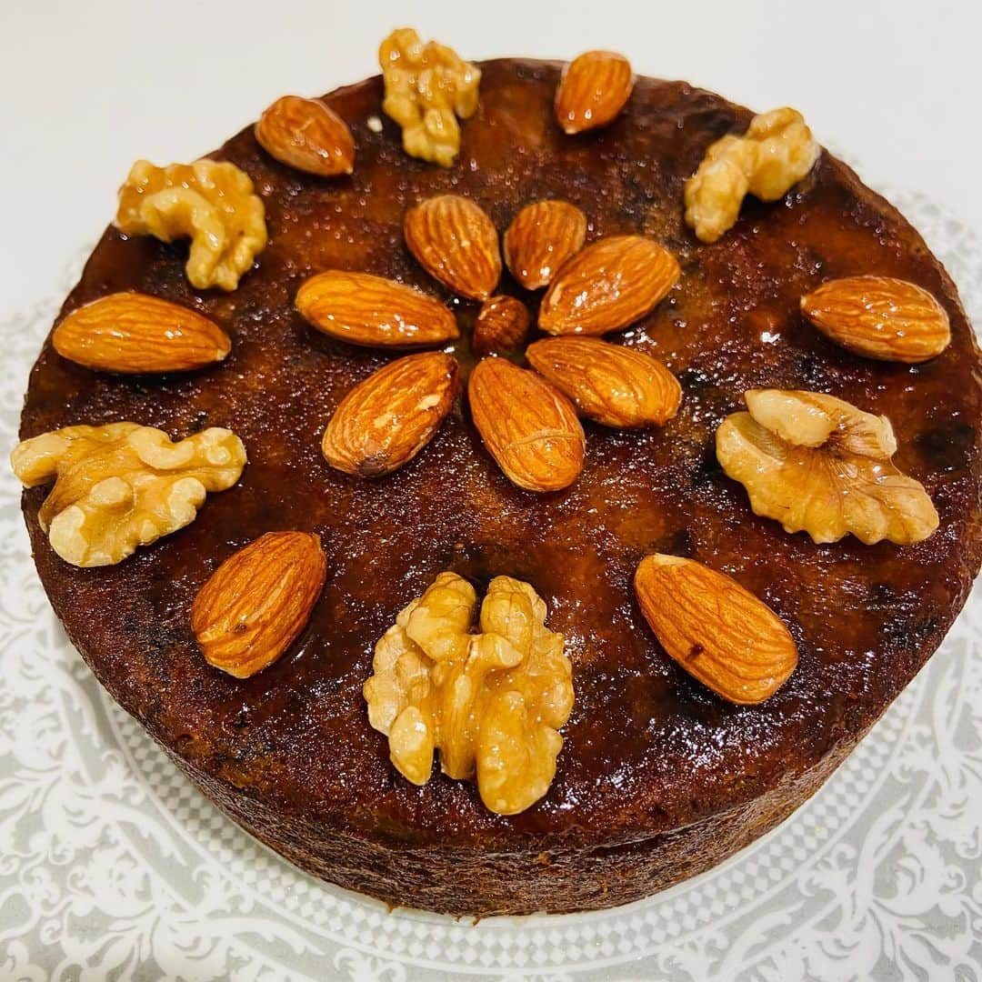 SUPER CAKESさんのインスタグラム写真 - (SUPER CAKESInstagram)「Some nutty, some sweet... but mix them together, they are the ingredients to the perfect Christmas Cake!! 🎅 🛎 🔔🎄  #fruitcake #dryfruits #cakephotography #qatarbaker #homebaker #plumessence #nofondantcake #noicingcake」12月15日 23時30分 - super.cakes