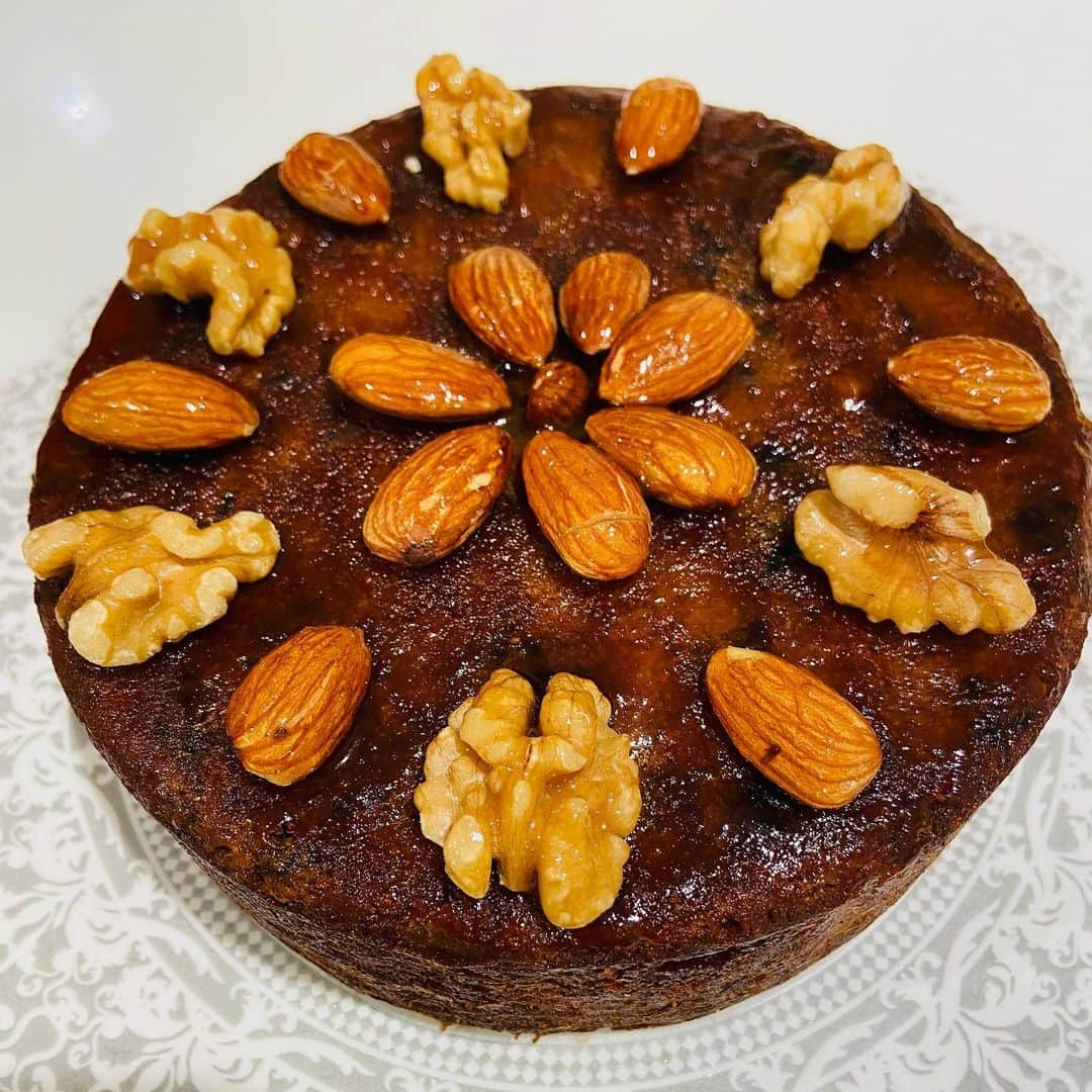 SUPER CAKESさんのインスタグラム写真 - (SUPER CAKESInstagram)「Some nutty, some sweet... but mix them together, they are the ingredients to the perfect Christmas Cake!! 🎅 🛎 🔔🎄  #fruitcake #dryfruits #cakephotography #qatarbaker #homebaker #plumessence #nofondantcake #noicingcake」12月15日 23時30分 - super.cakes