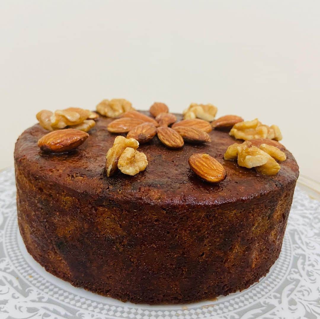 SUPER CAKESさんのインスタグラム写真 - (SUPER CAKESInstagram)「Some nutty, some sweet... but mix them together, they are the ingredients to the perfect Christmas Cake!! 🎅 🛎 🔔🎄  #fruitcake #dryfruits #cakephotography #qatarbaker #homebaker #plumessence #nofondantcake #noicingcake」12月15日 23時30分 - super.cakes