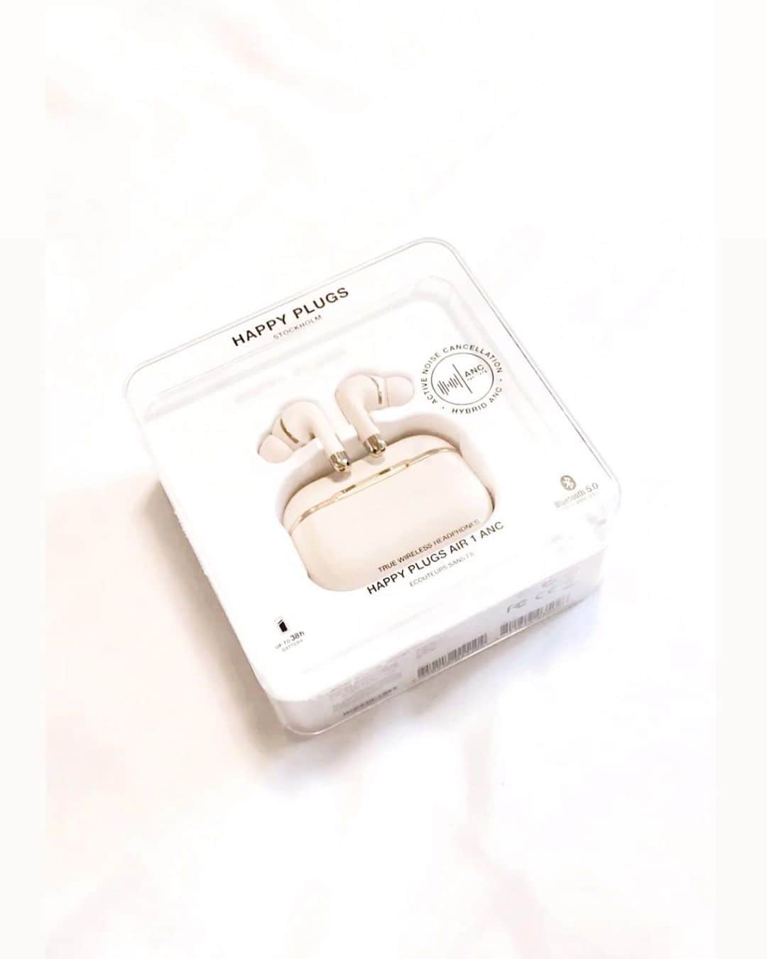 Miles Ocampoさんのインスタグラム写真 - (Miles OcampoInstagram)「@happyplugs’ AIR 1 ANC: Perfect Christmas gift! 💯 and for 15% discount, use my code: milesocampo 🤍⁣⁣ ⁣⁣ - 38 hours of battery⁣⁣ - Active Noise Cancellation ⁣⁣ - Wireless Charging⁣⁣ - Premium Quality Audio⁣⁣ - 10 touch commands」12月15日 23時31分 - milesocampo