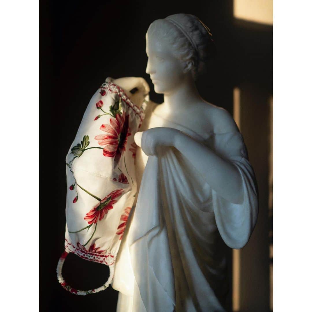 のインスタグラム：「Thoughtful and luxurious. Our silk and cotton embroidered face masks make the perfect gift for this holiday season. Order soon to receive by Christmas. Now available at AdamLippes.com  MASK WITH SMOCKING IN PRINTED POPLIN」