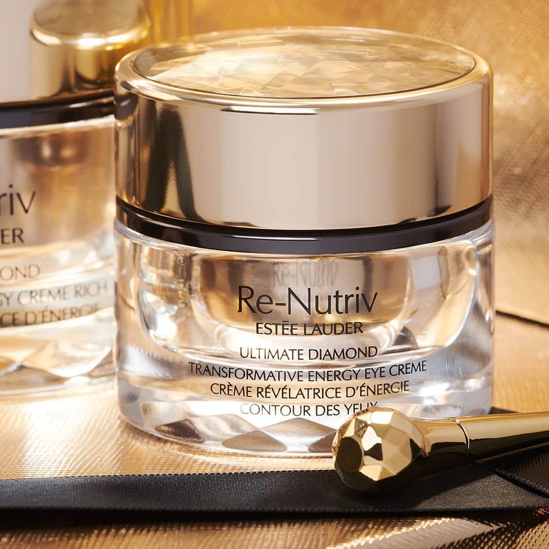のインスタグラム：「#ReNutriv Ultimate Diamond Transformative Energy Eye Creme, with our exclusive Black Diamond Truffle Extract, re-awakens the eye area. Our eye wand was specially developed with a finely crafted roller to give your eye area a delicate, rejuvenating massage and enhance microcirculation. #ExtraordinaryBeauty⁣⁣ ⁣⁣ HOW TO APPLY: ⁣⁣ ✨ Use the flat end of the massage wand to apply a pearl-sized amount to the eye area, then gently tap in with fingertips. ⁣⁣ ✨ Sweep the rotating tip from the inner corner under the eye to temple—the massage motion helps increase micro-circulation and re-energize the skin’s appearance. ⁣⁣」
